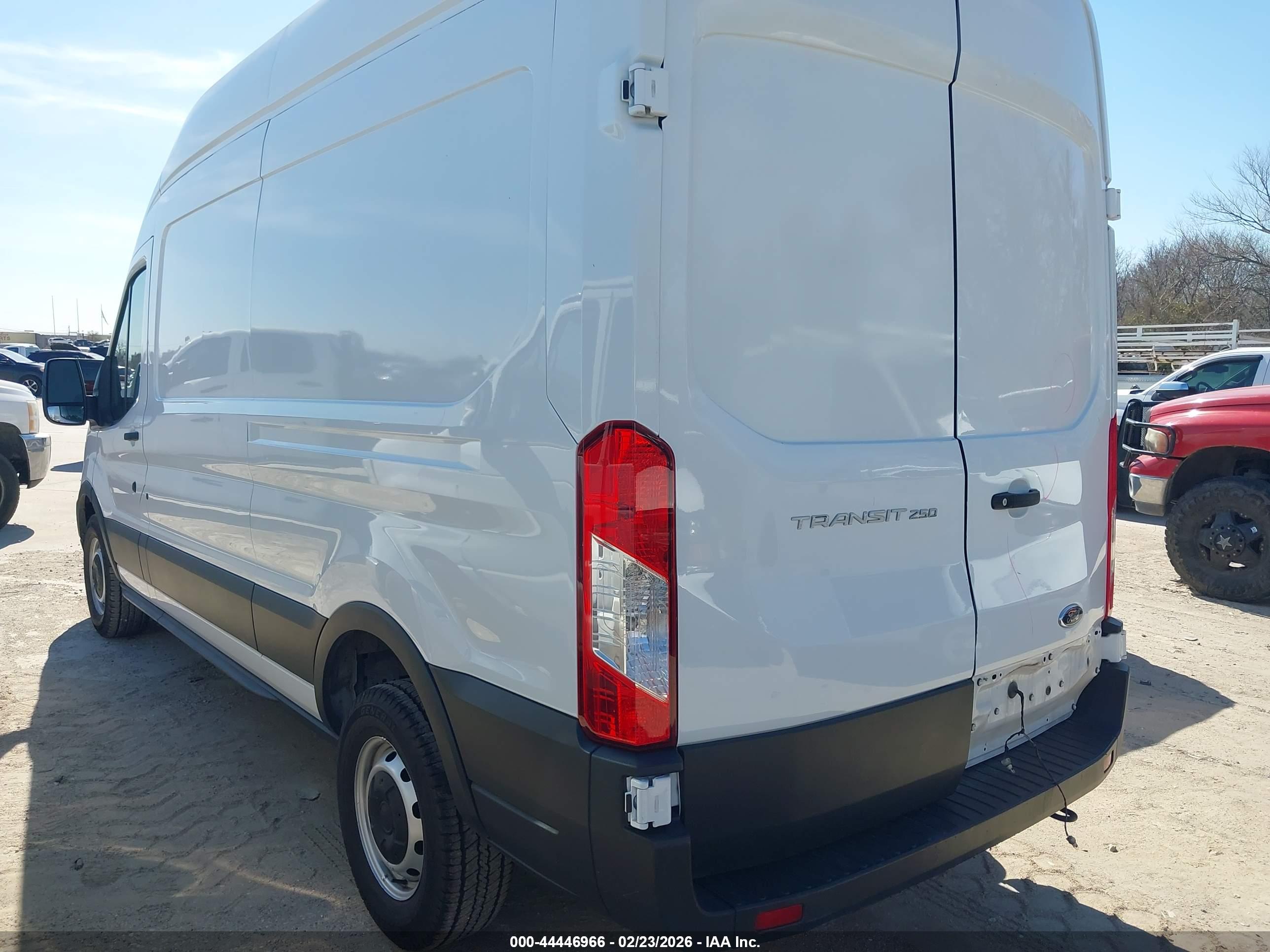FORD TRANSIT-250 image 3