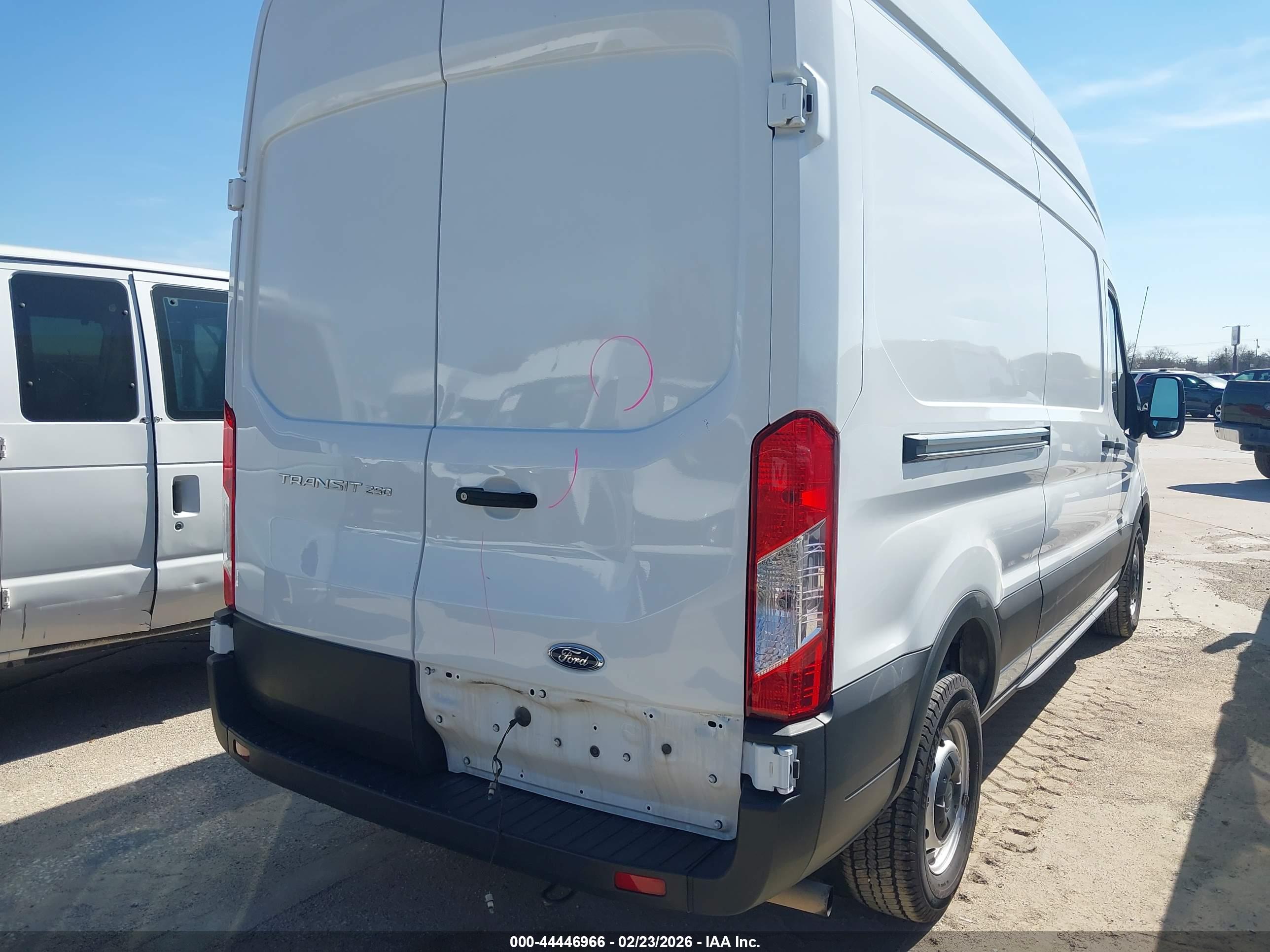 FORD TRANSIT-250 image 4