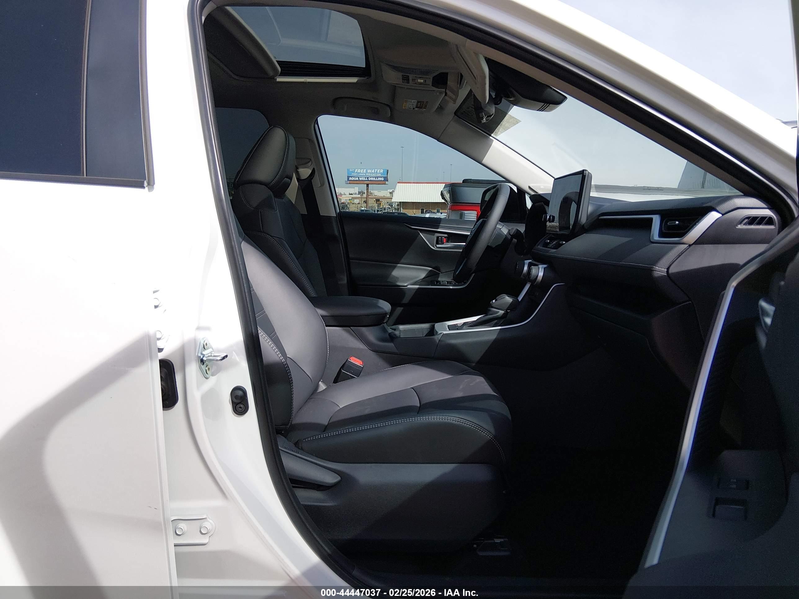 TOYOTA RAV4 image 5