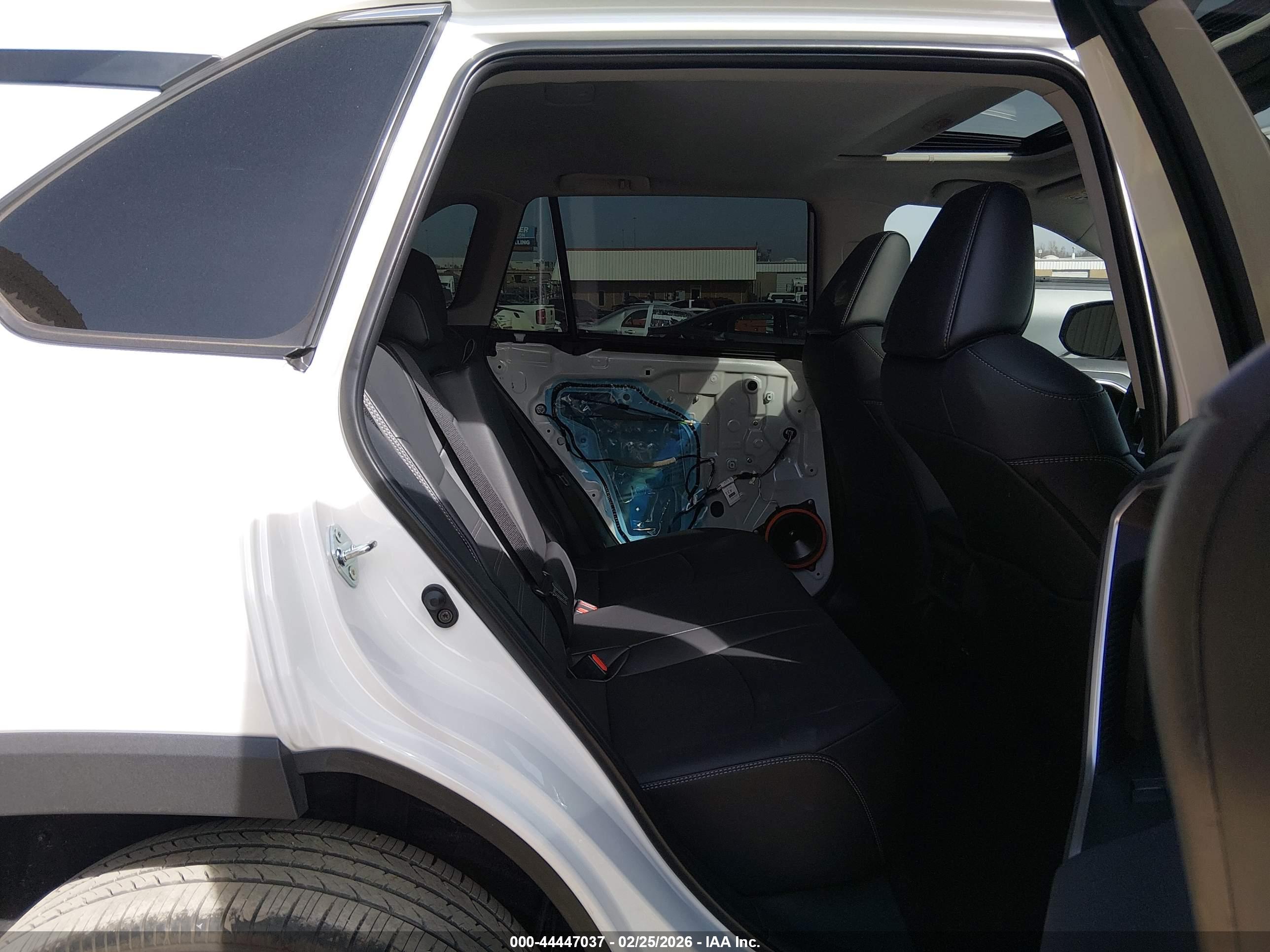 TOYOTA RAV4 image 8