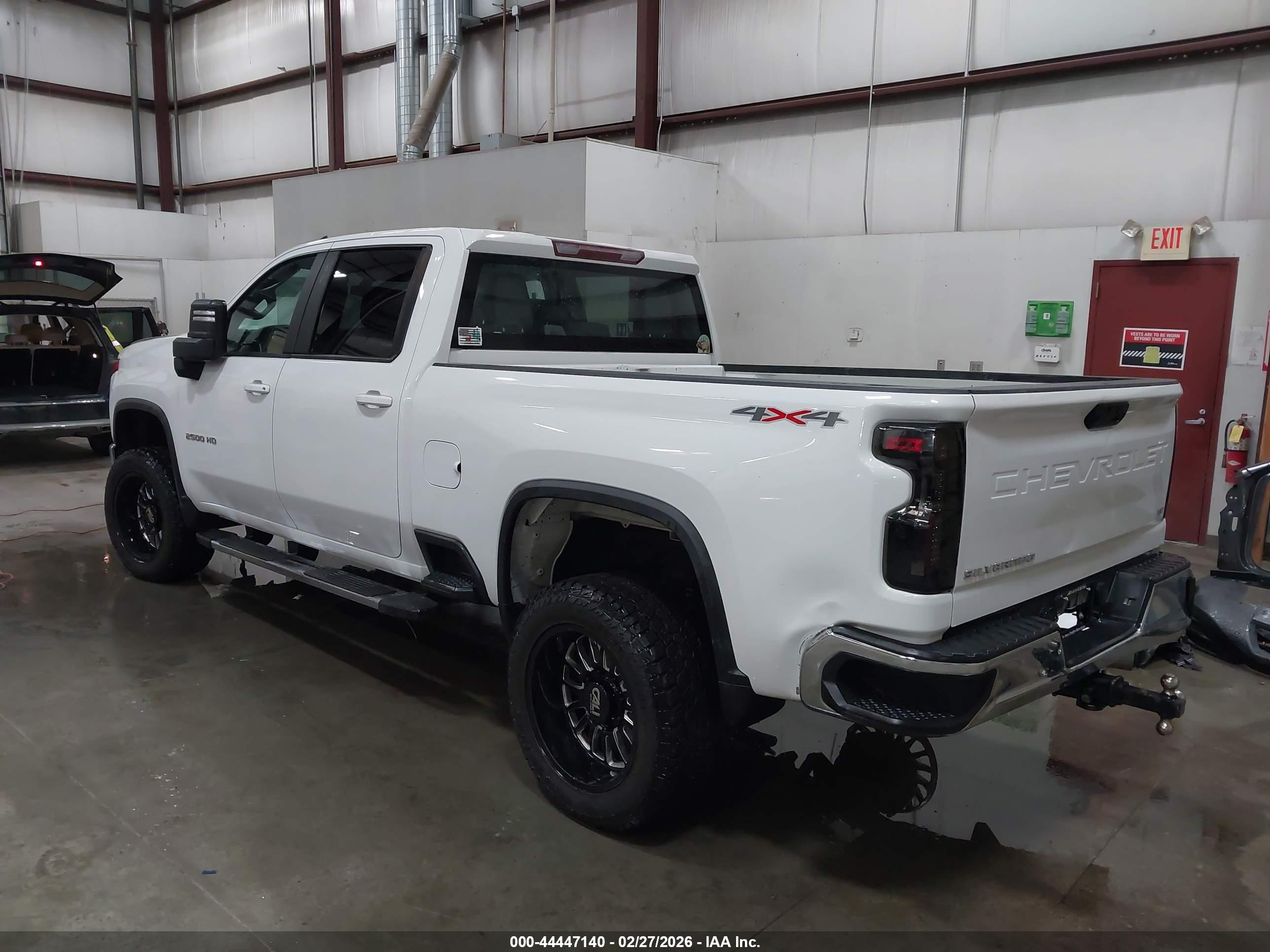 CHEVROLET SILVERADO image 3