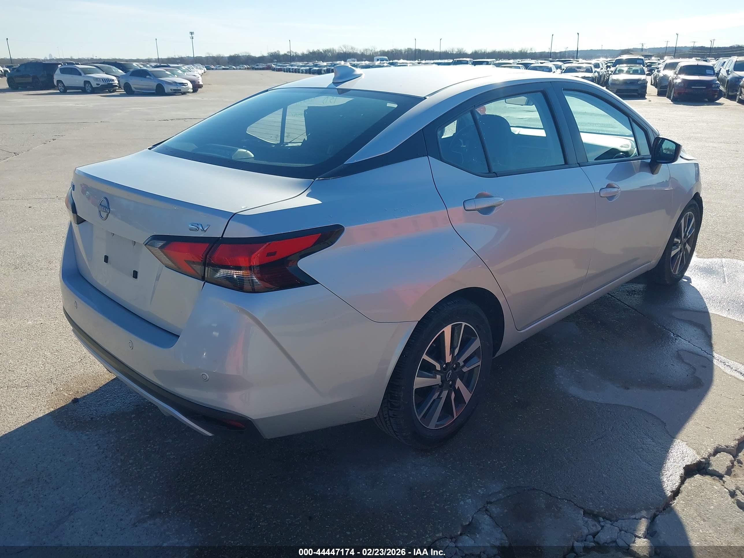 NISSAN VERSA image 4