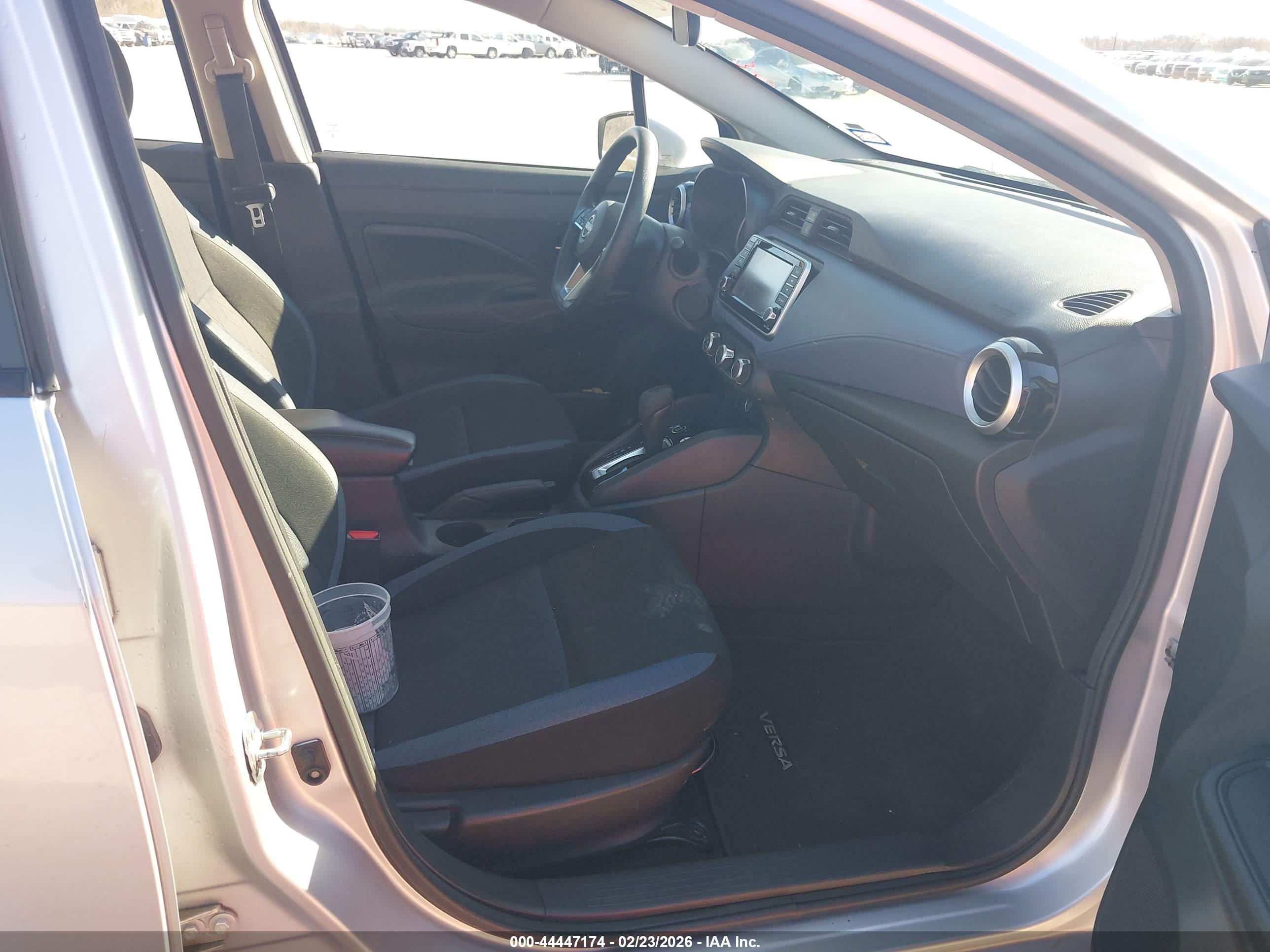 NISSAN VERSA image 5