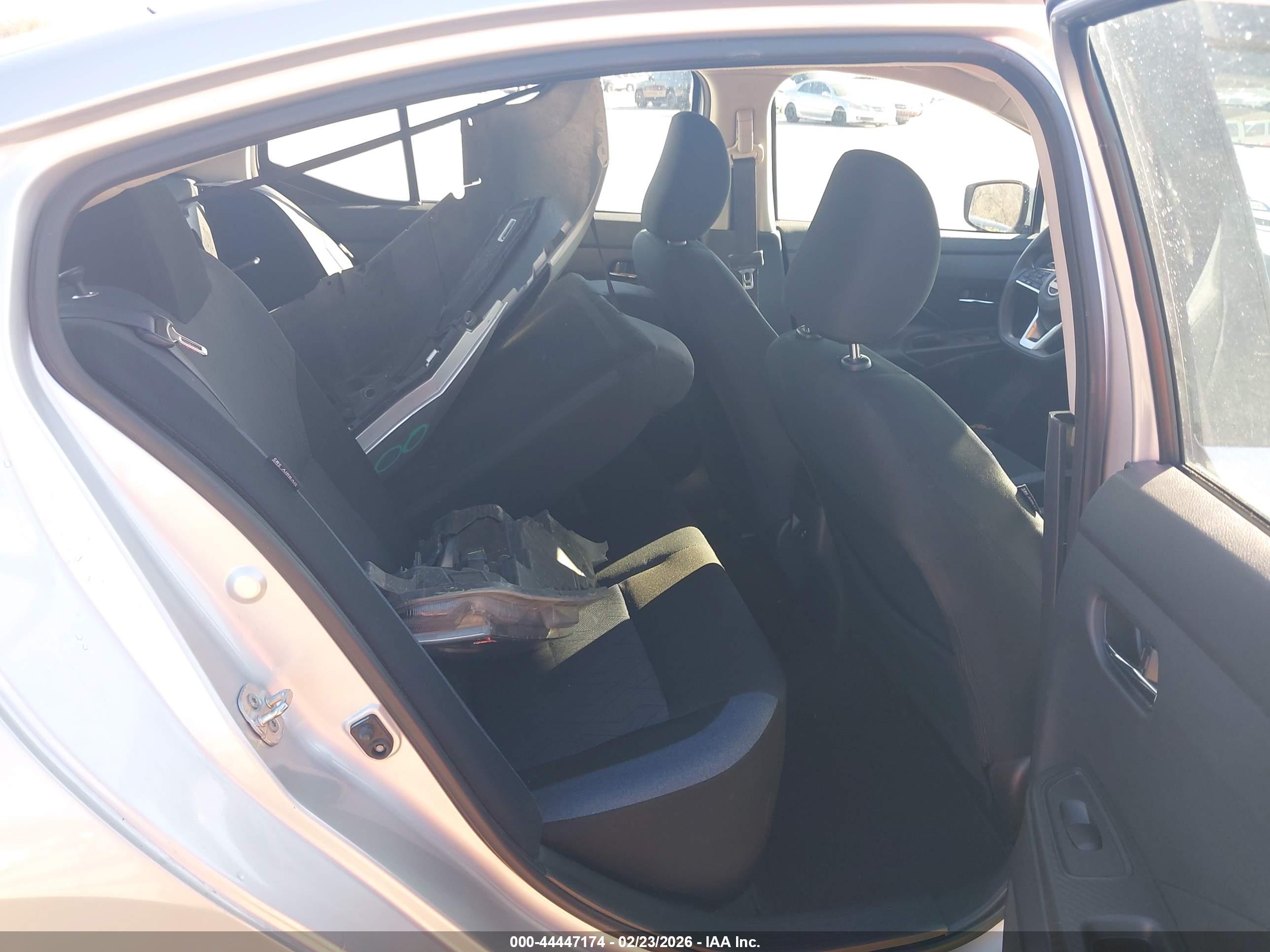 NISSAN VERSA image 8