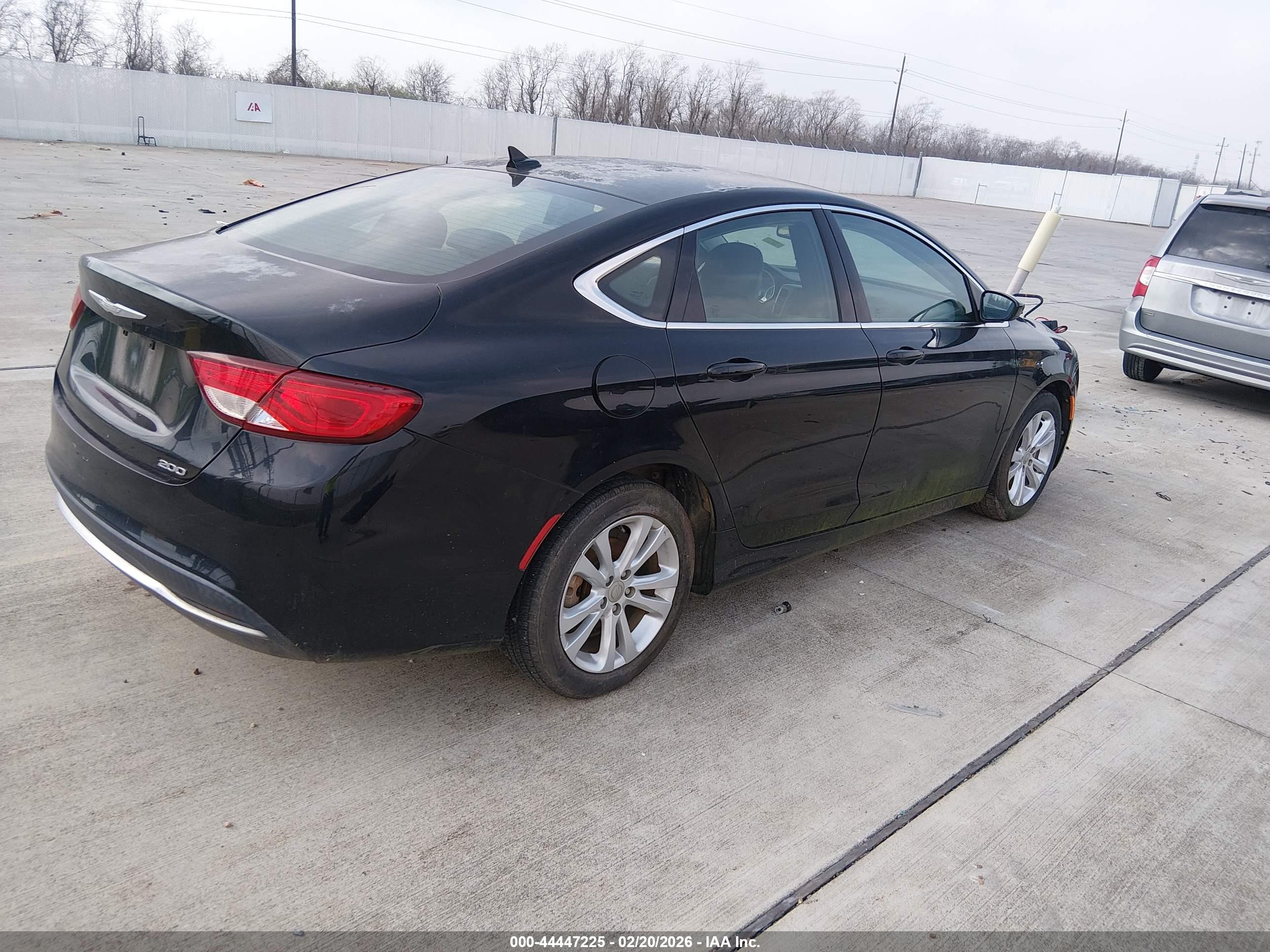 CHRYSLER 200 image 4