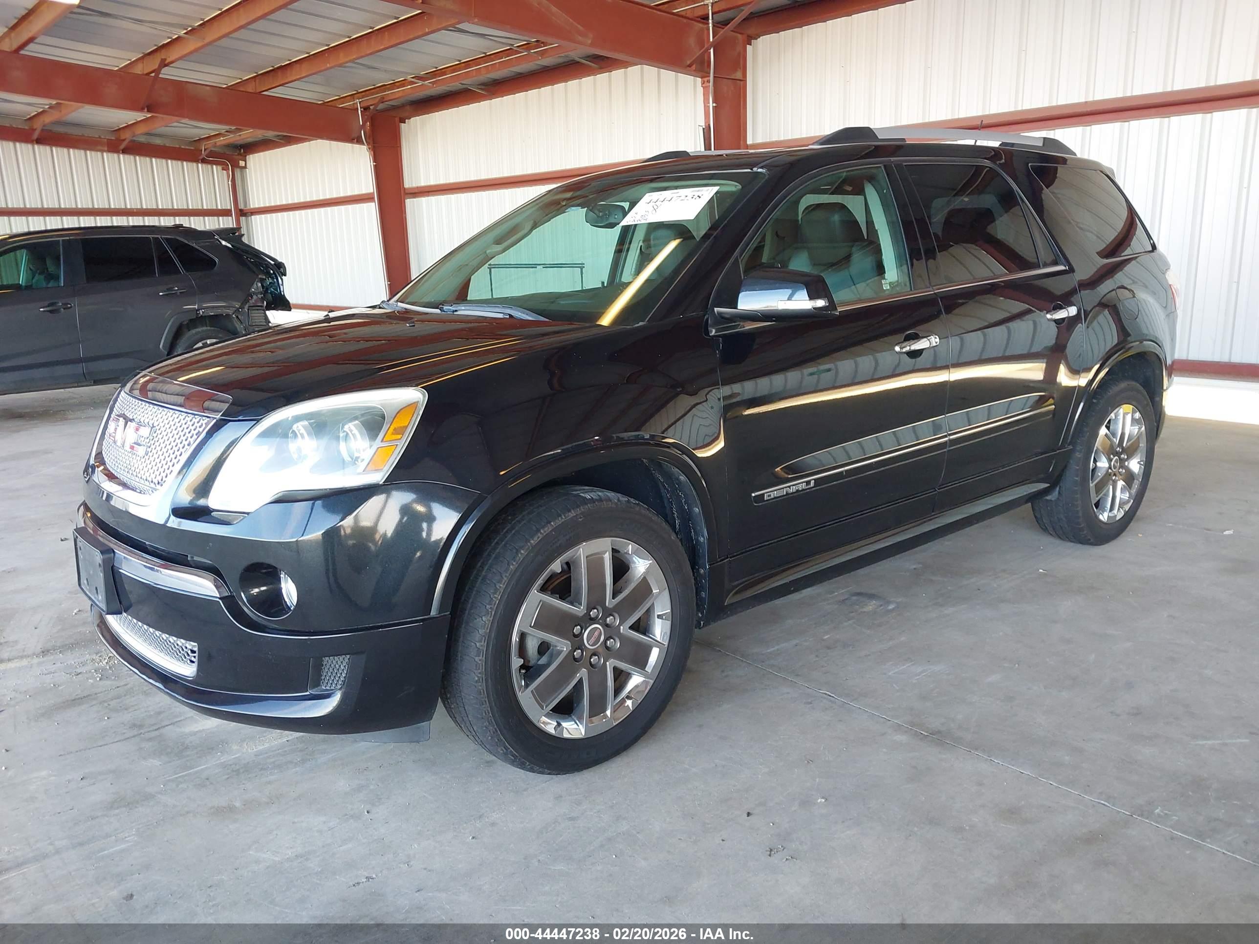 GMC ACADIA image 2
