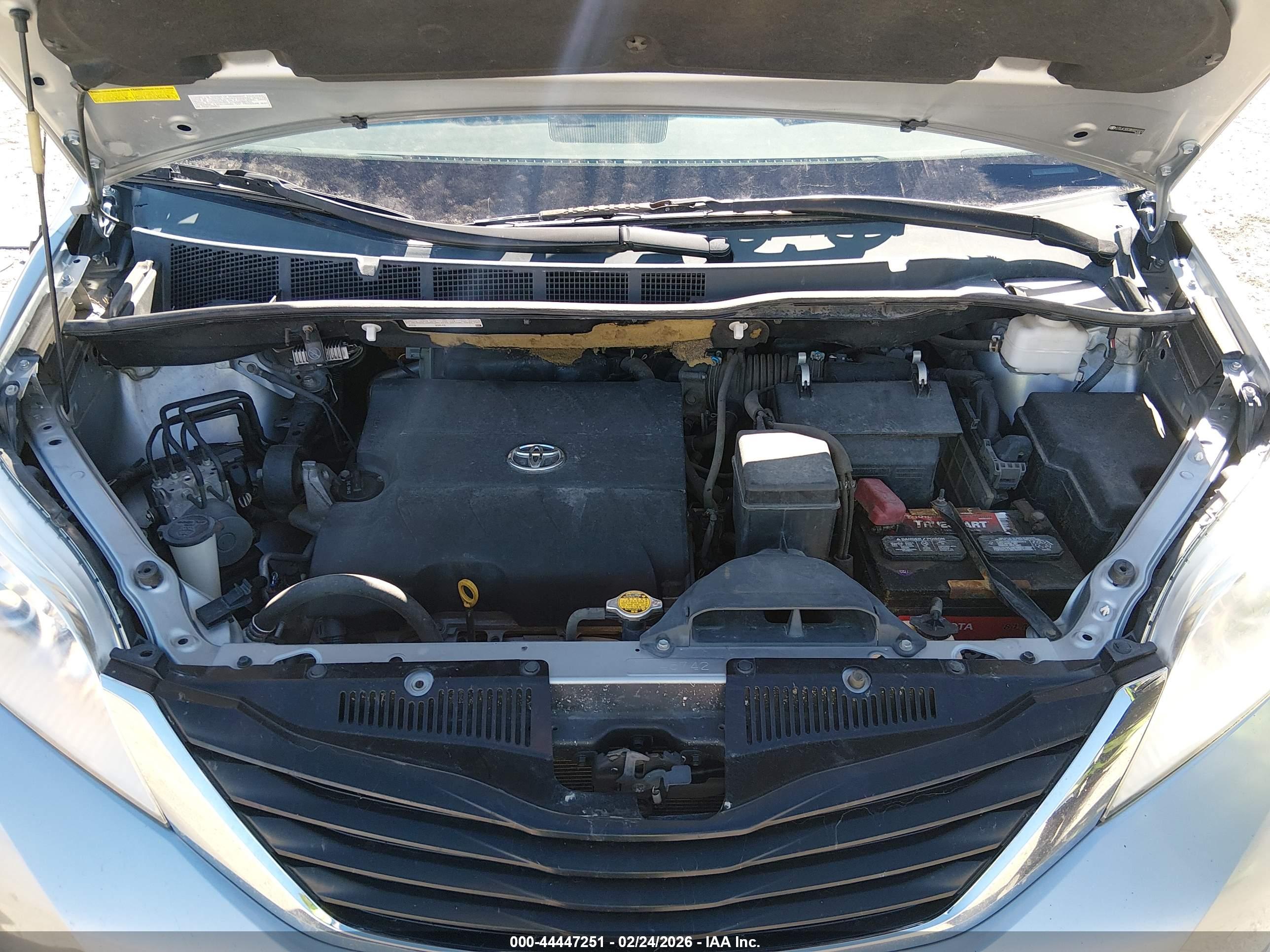 TOYOTA SIENNA image 10