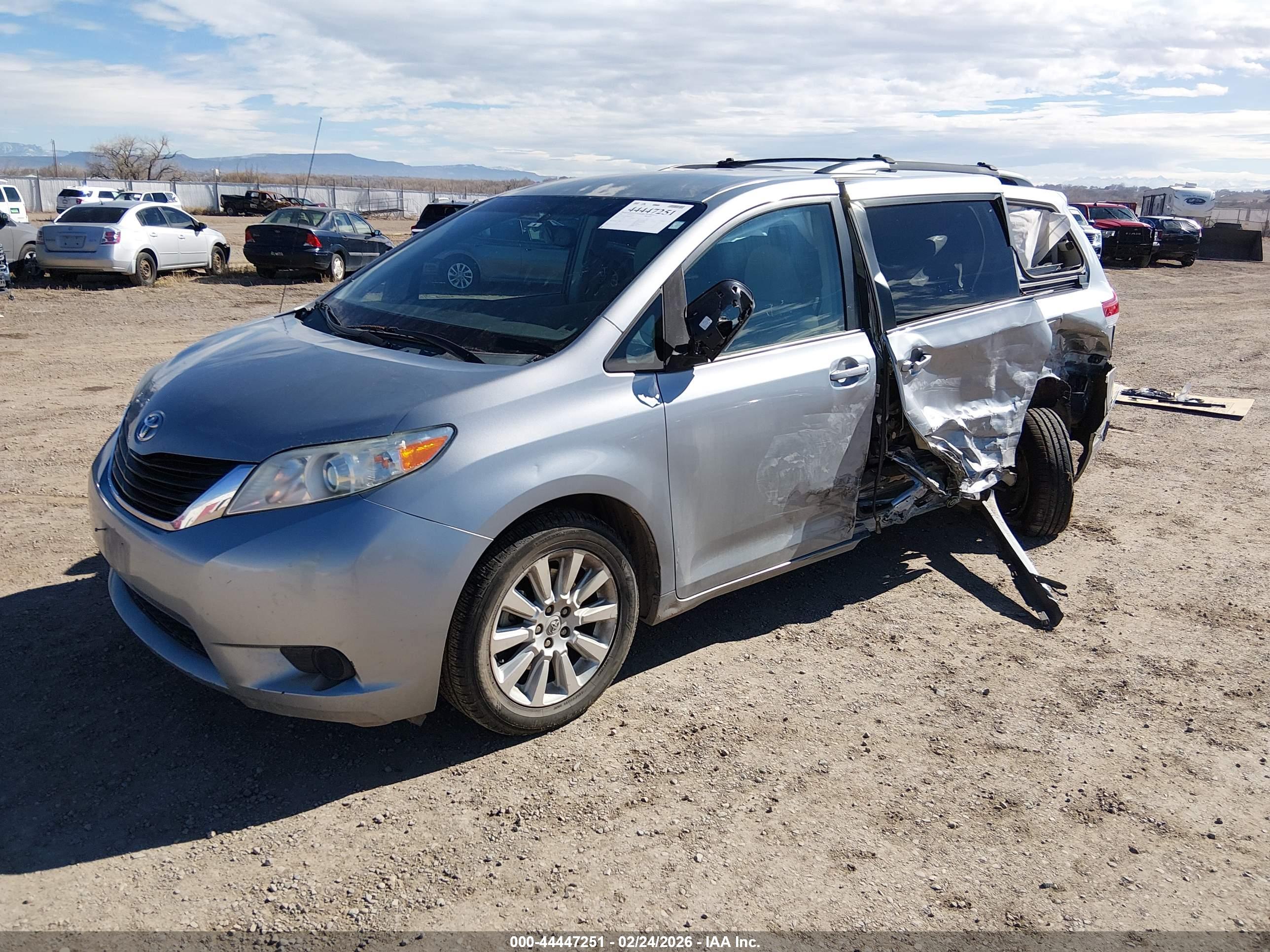 TOYOTA SIENNA image 2