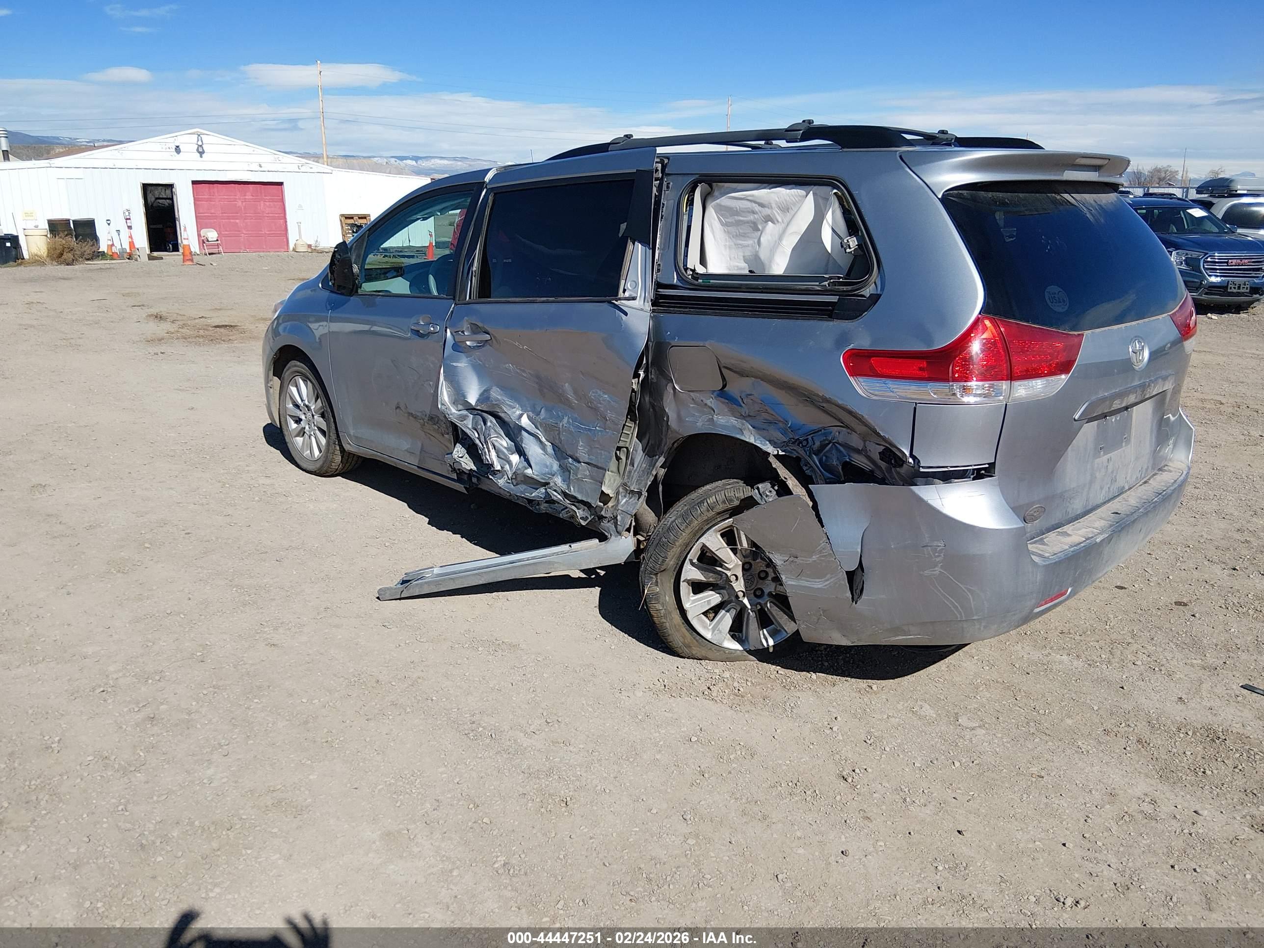 TOYOTA SIENNA image 3