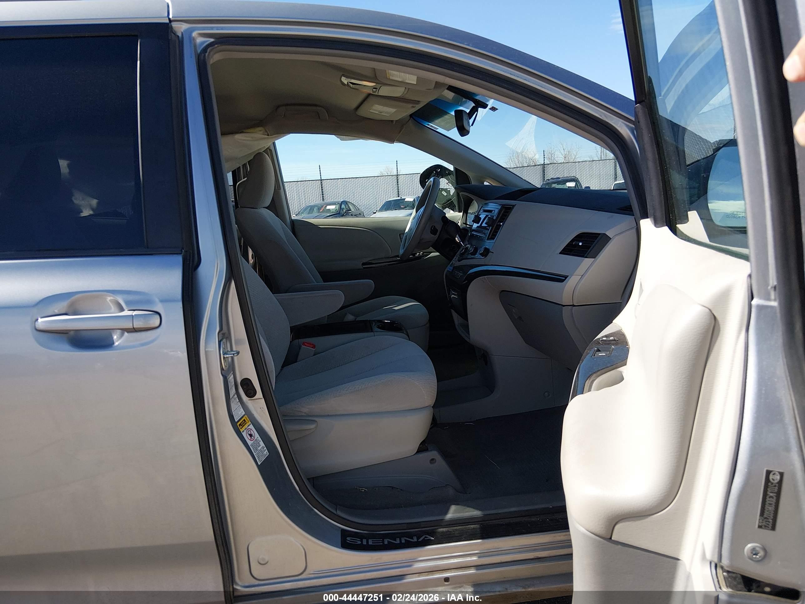 TOYOTA SIENNA image 5
