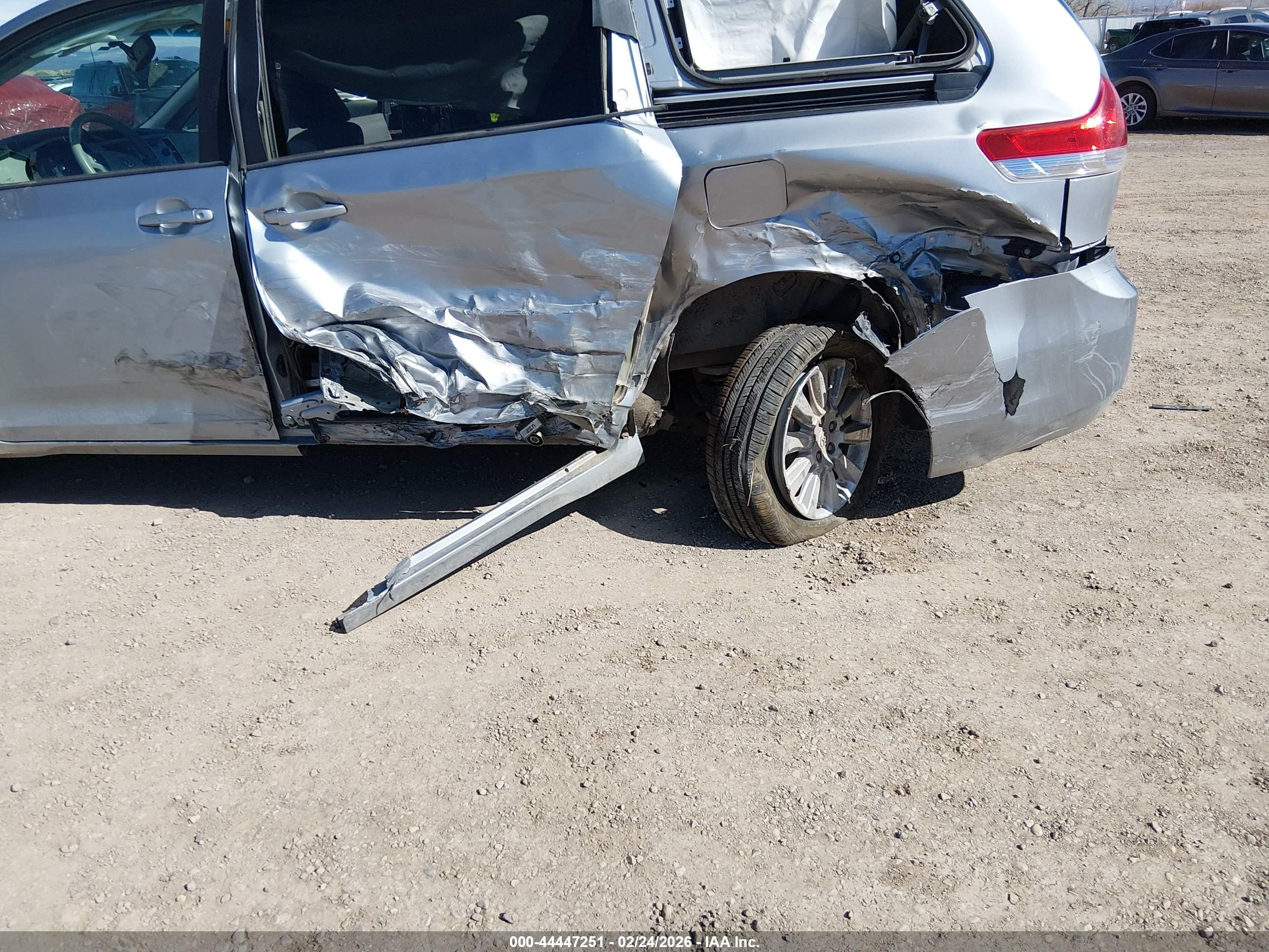 TOYOTA SIENNA image 6
