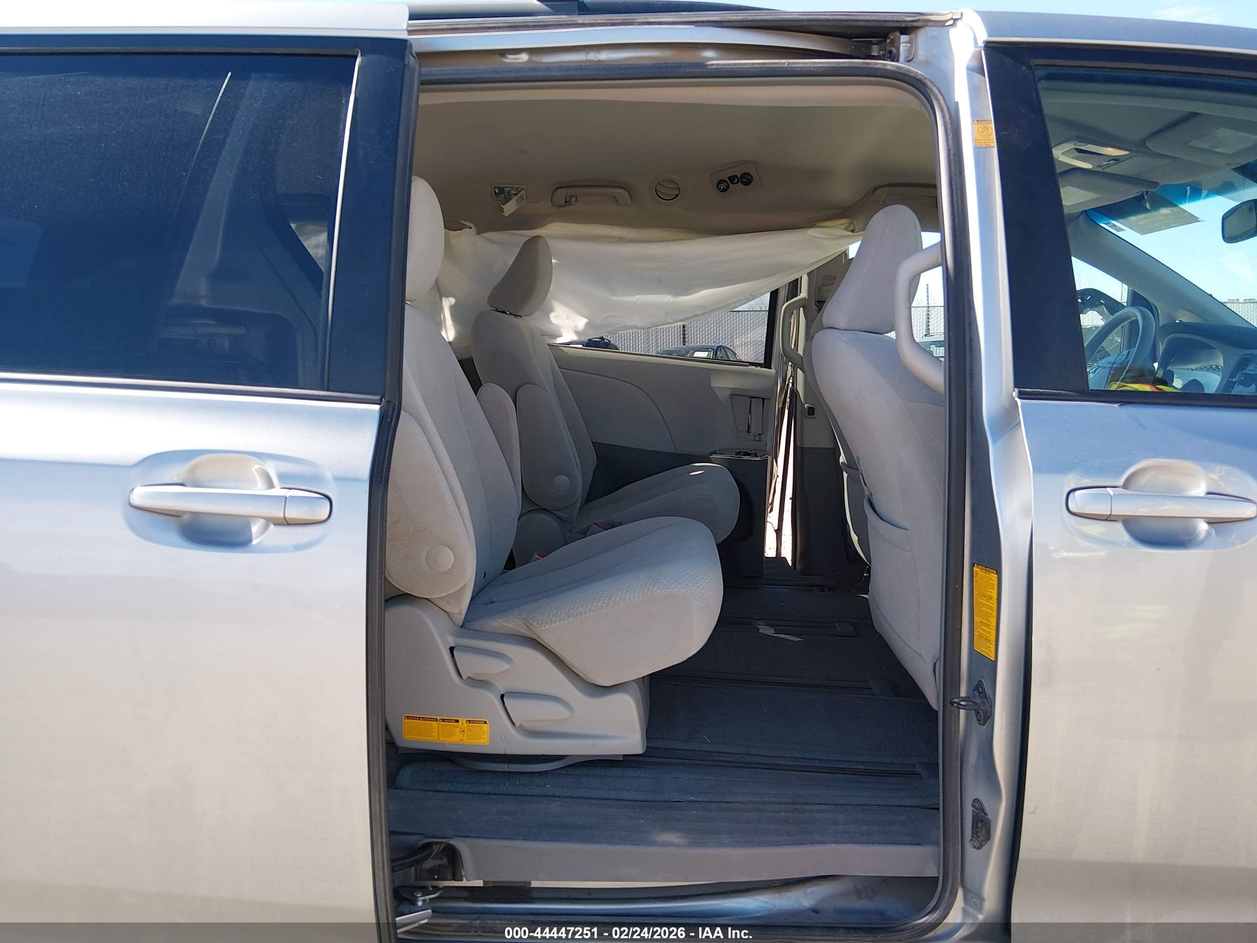 TOYOTA SIENNA image 8