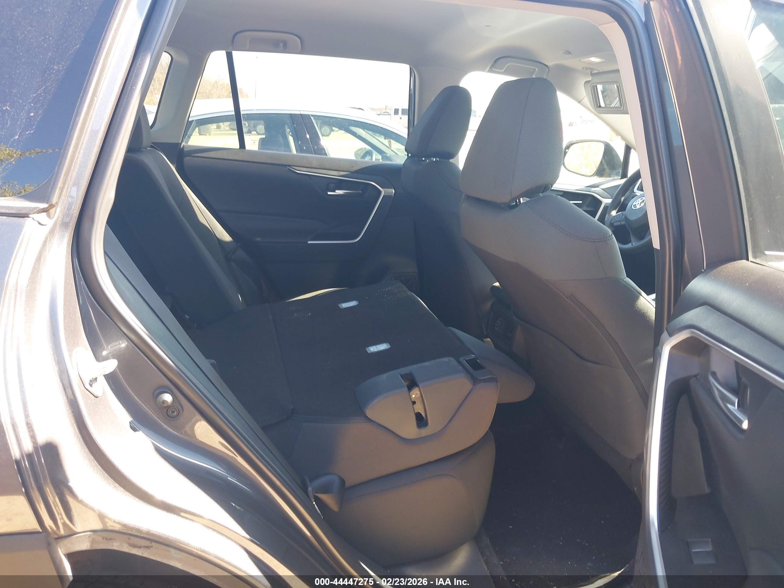 TOYOTA RAV4 image 8