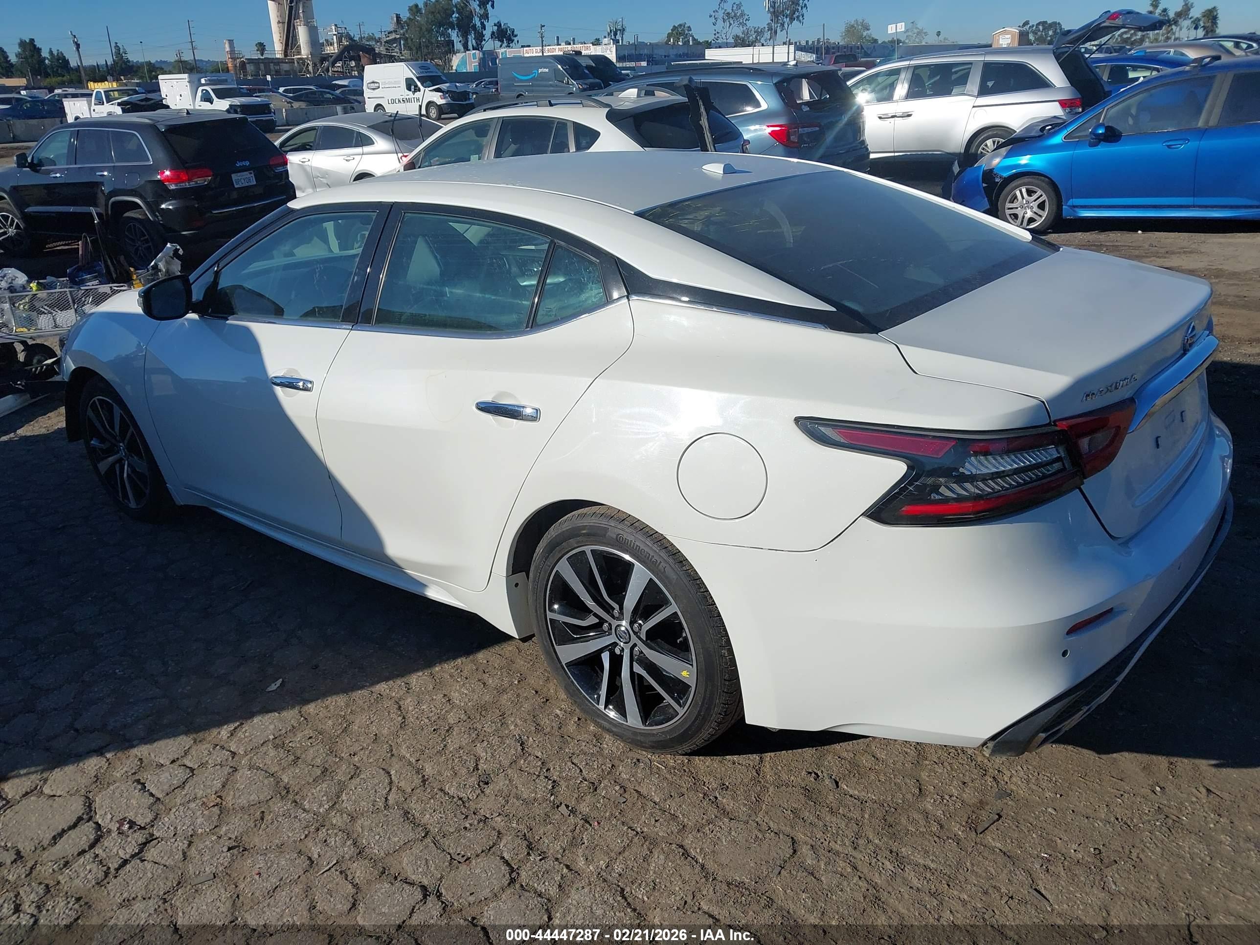 NISSAN MAXIMA image 3