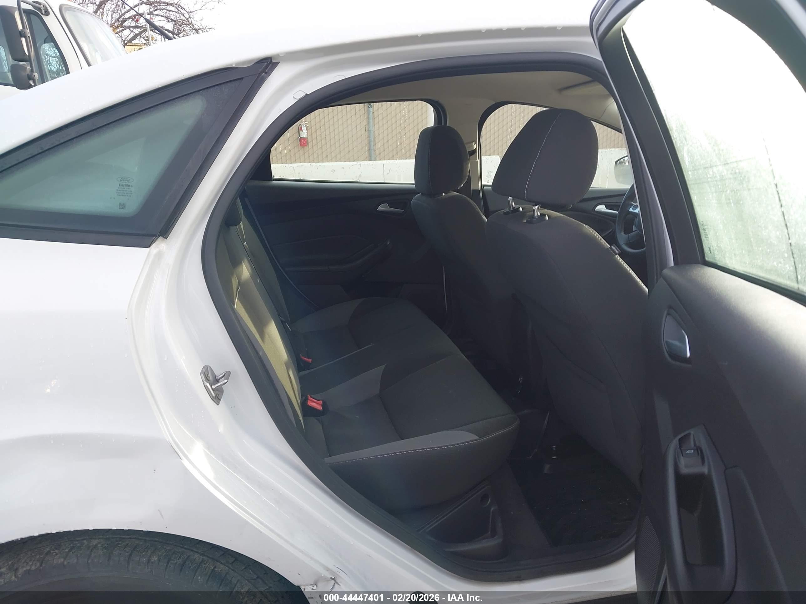 FORD FOCUS image 8