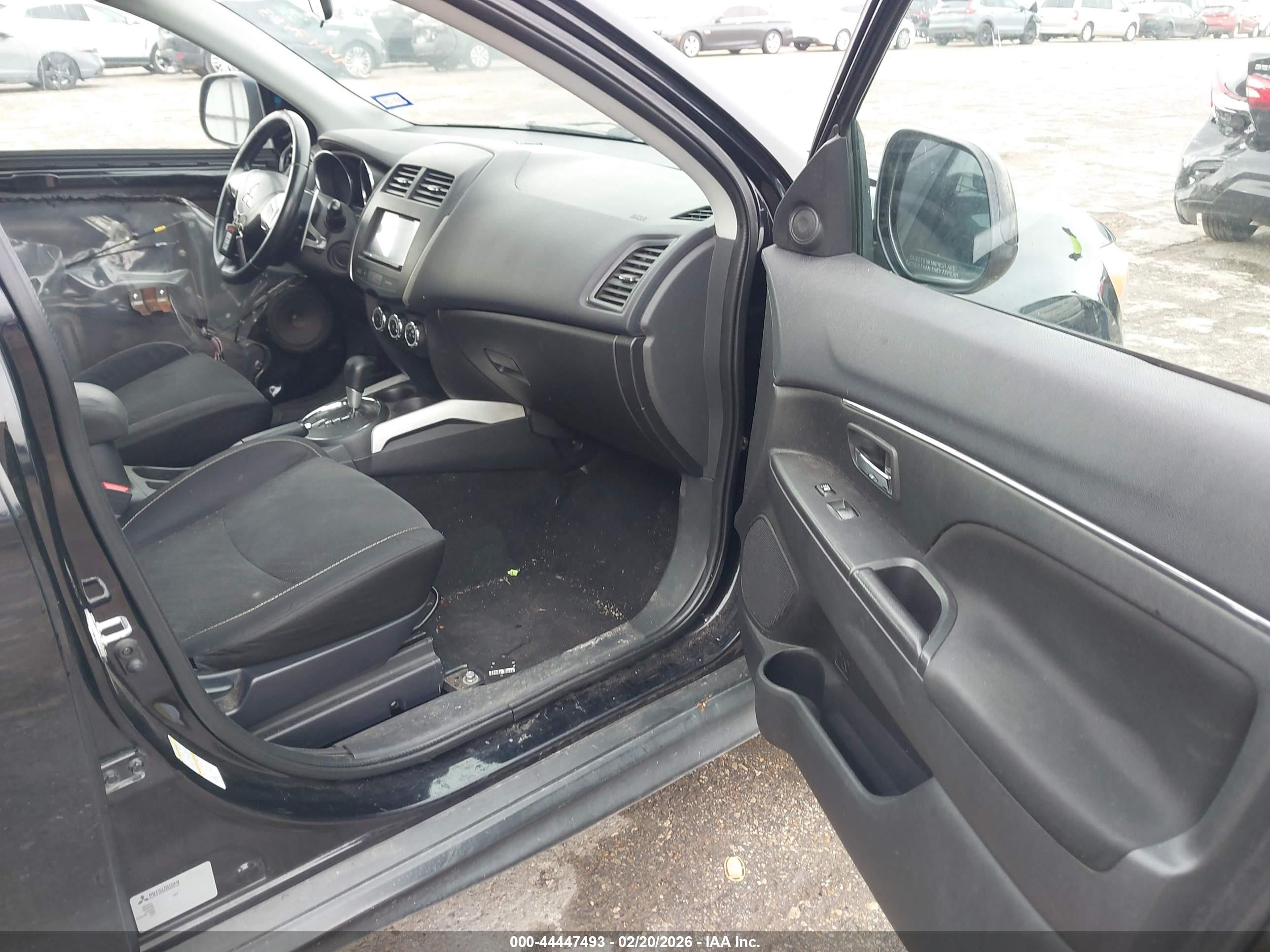 MITSUBISHI OUTLANDER image 5