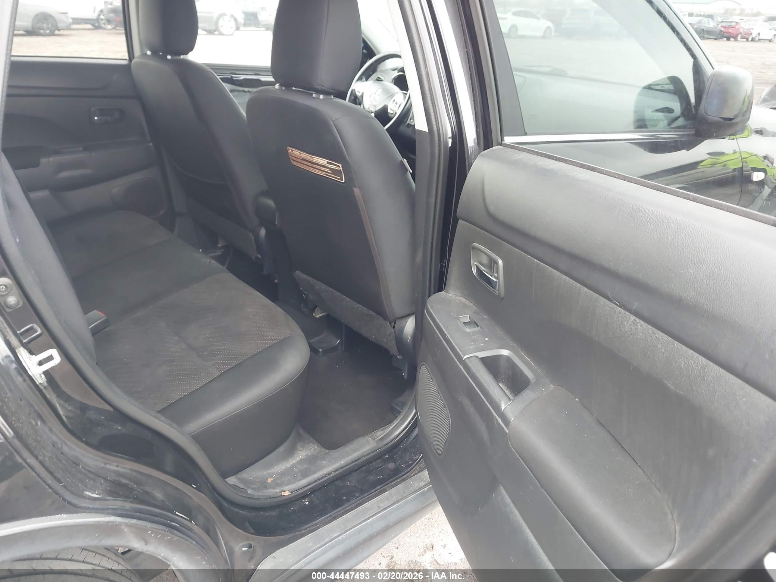 MITSUBISHI OUTLANDER image 8