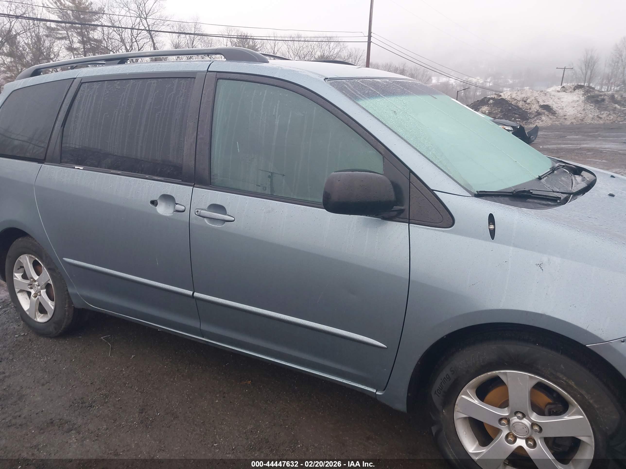 TOYOTA SIENNA image 6