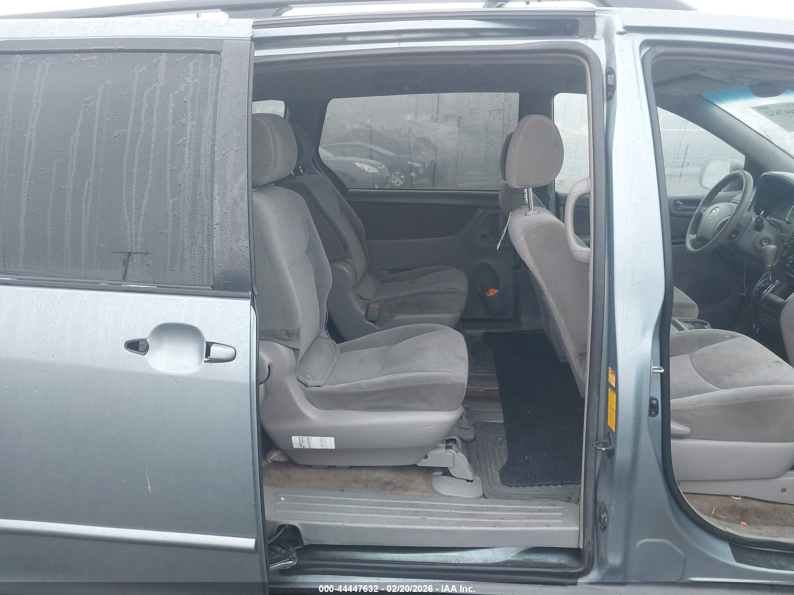 TOYOTA SIENNA image 8