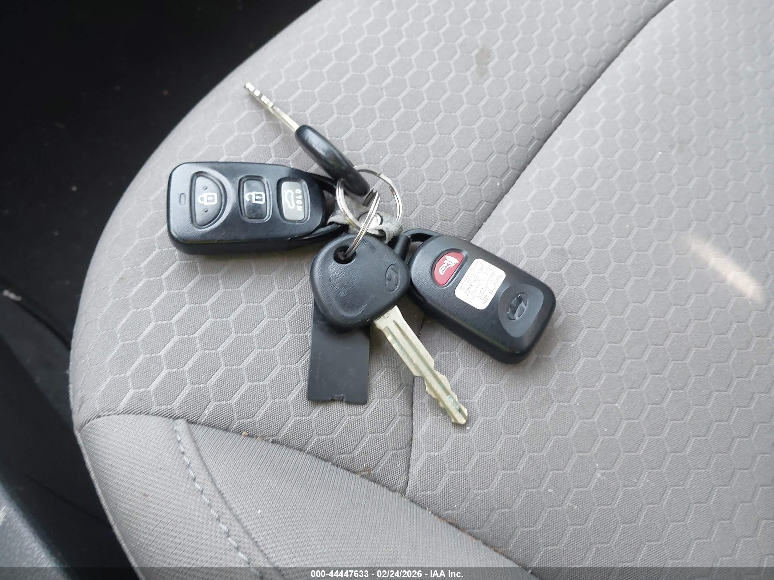 HYUNDAI ELANTRA image 11