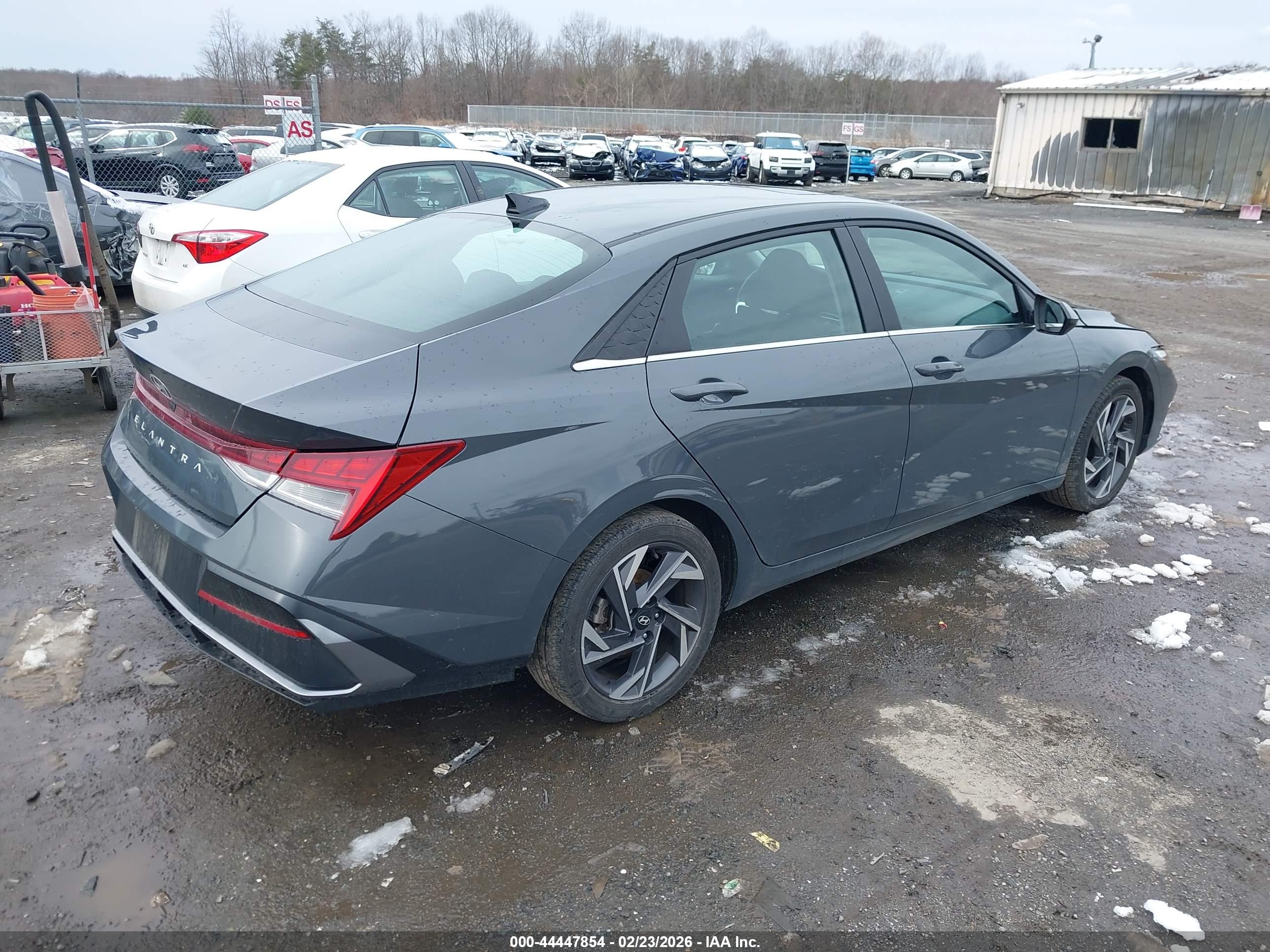 HYUNDAI ELANTRA image 4