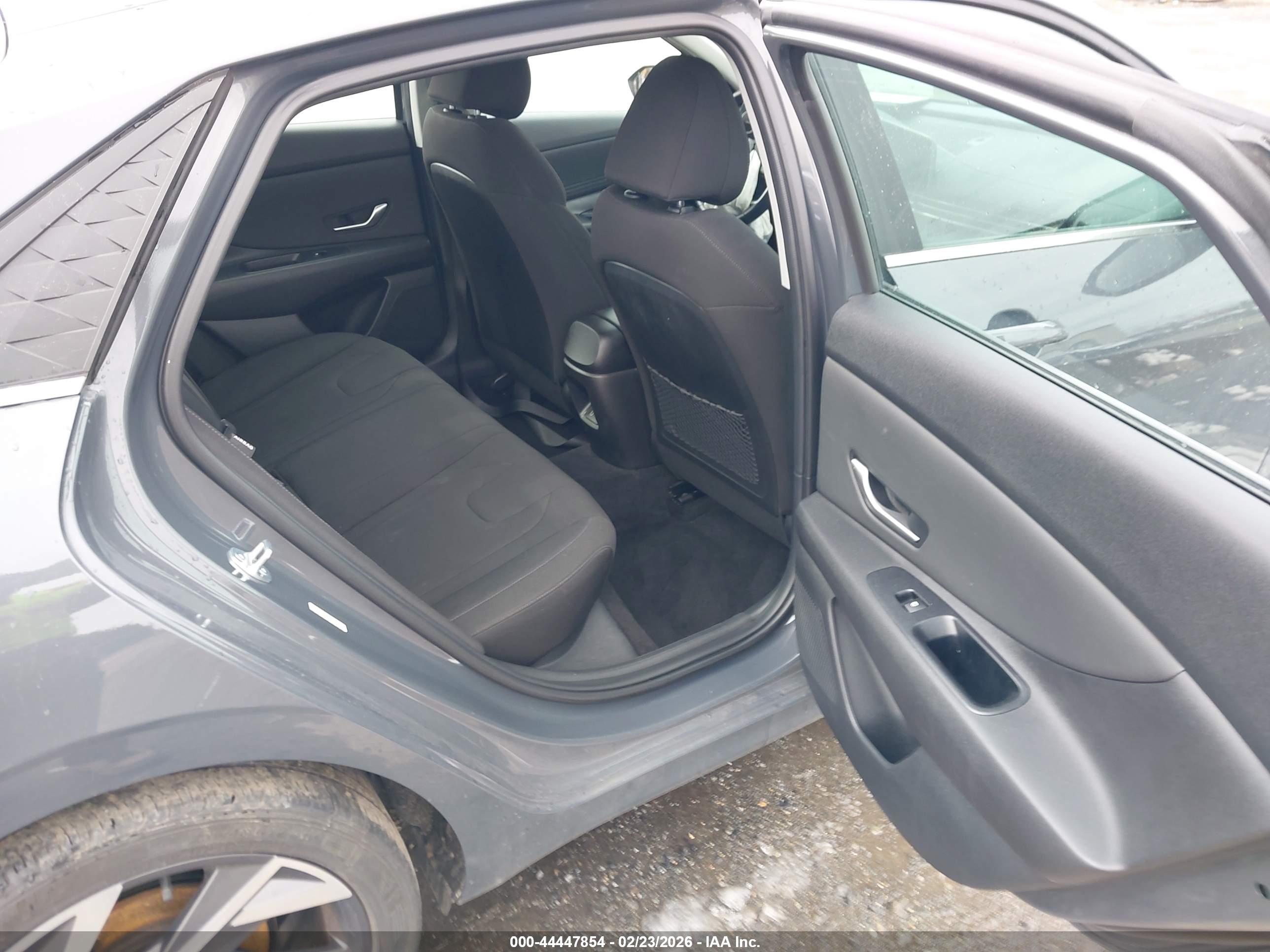 HYUNDAI ELANTRA image 8