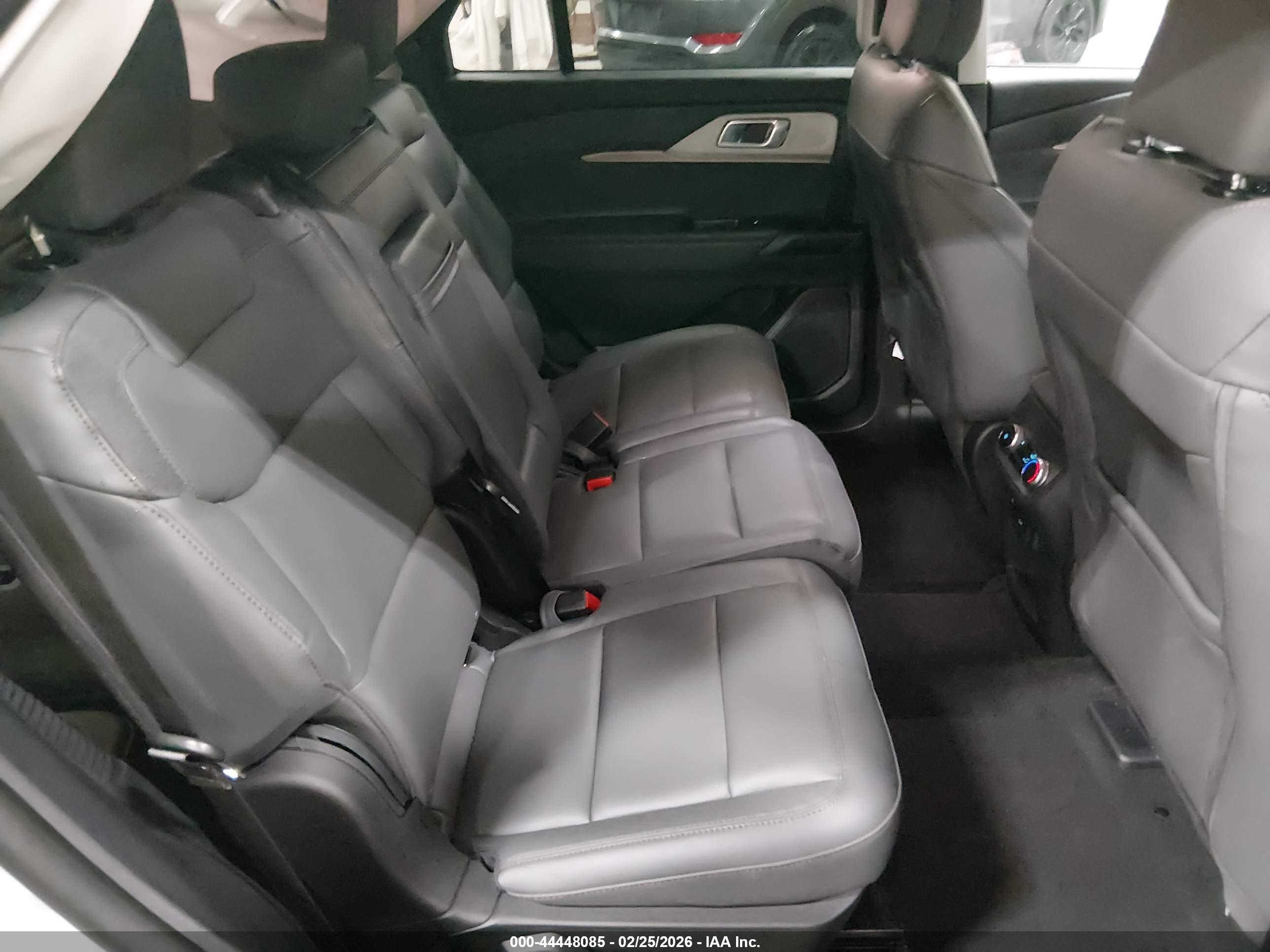 FORD EXPLORER image 8
