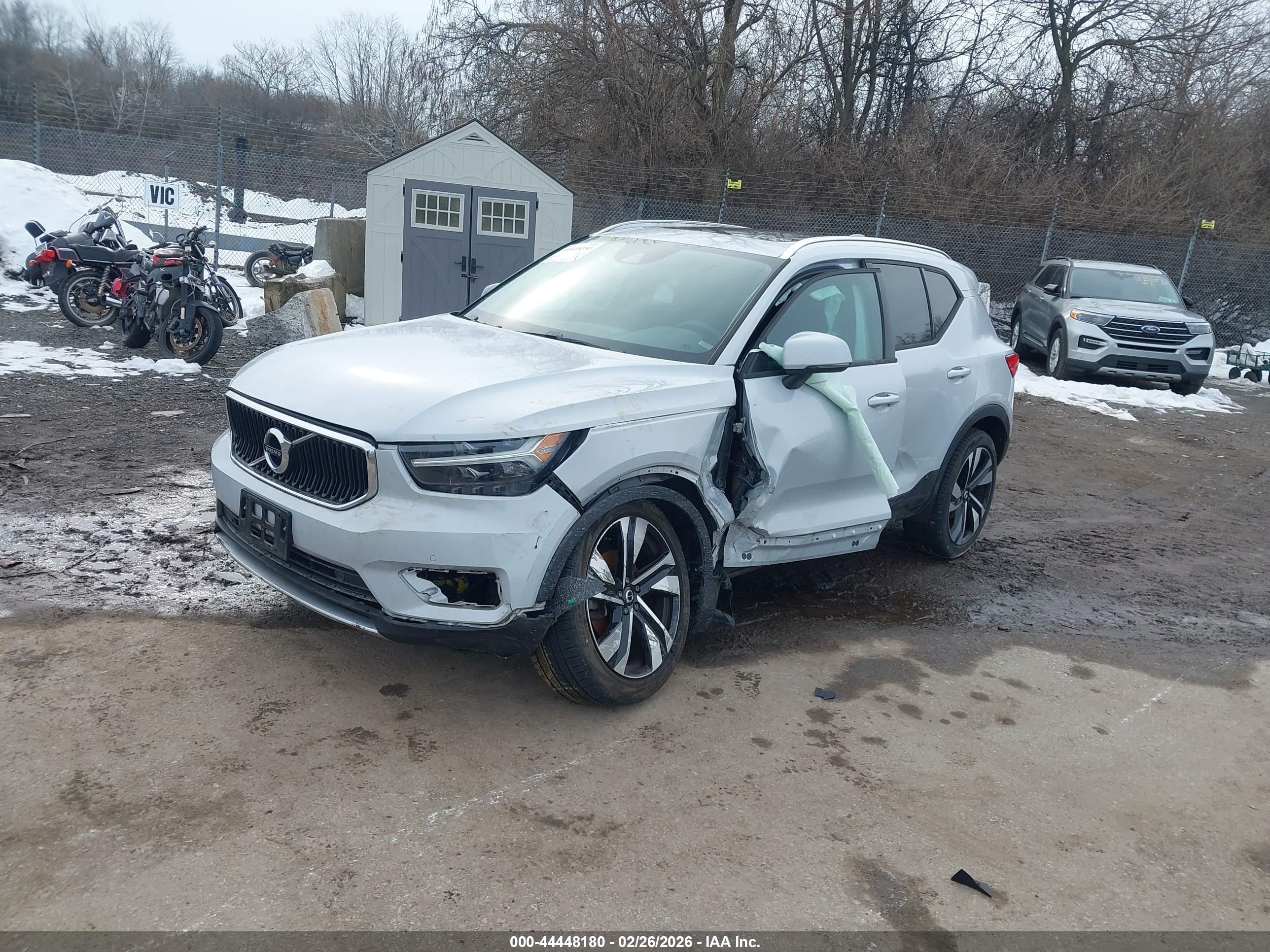 VOLVO XC40 image 2
