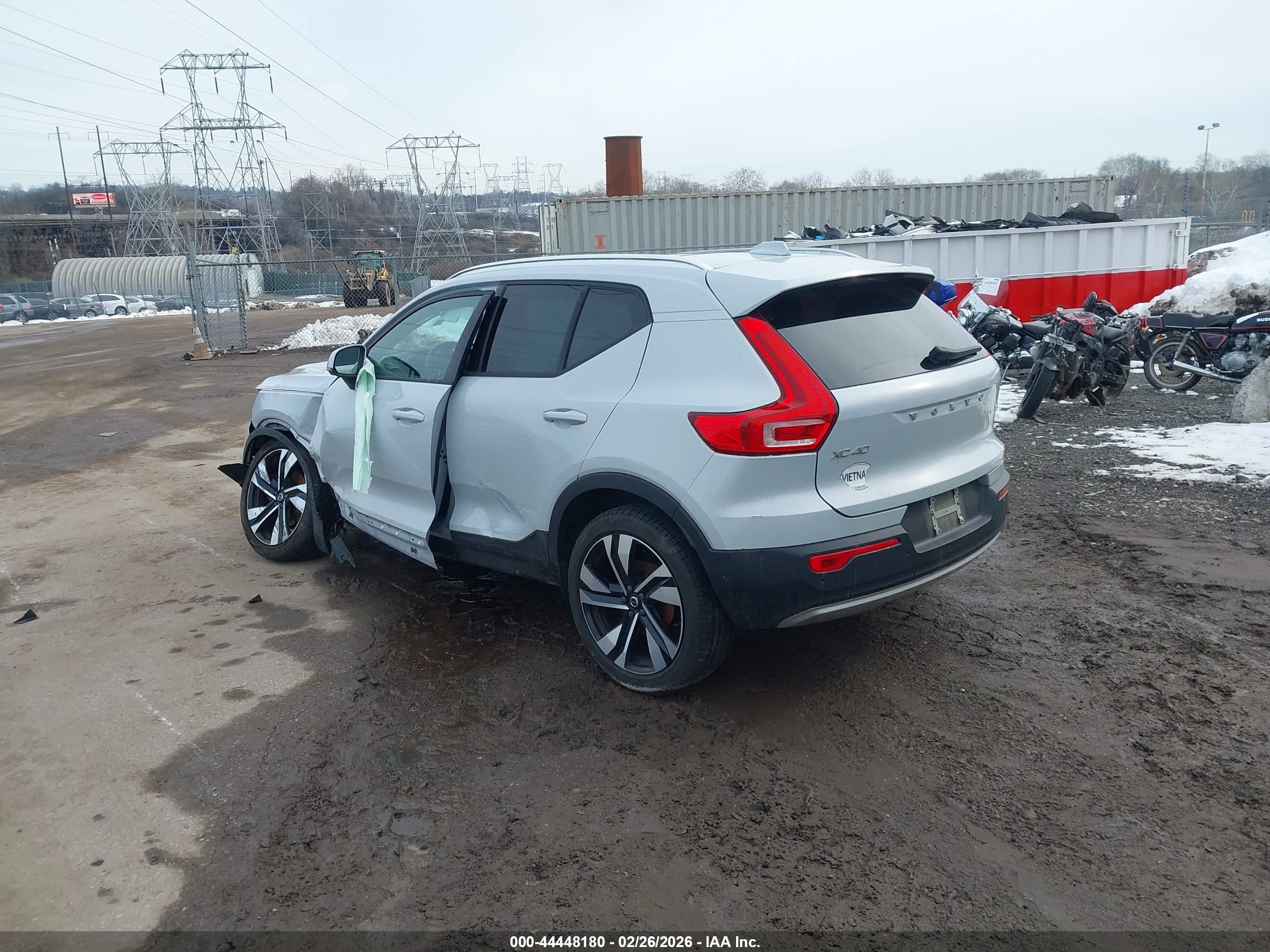 VOLVO XC40 image 3