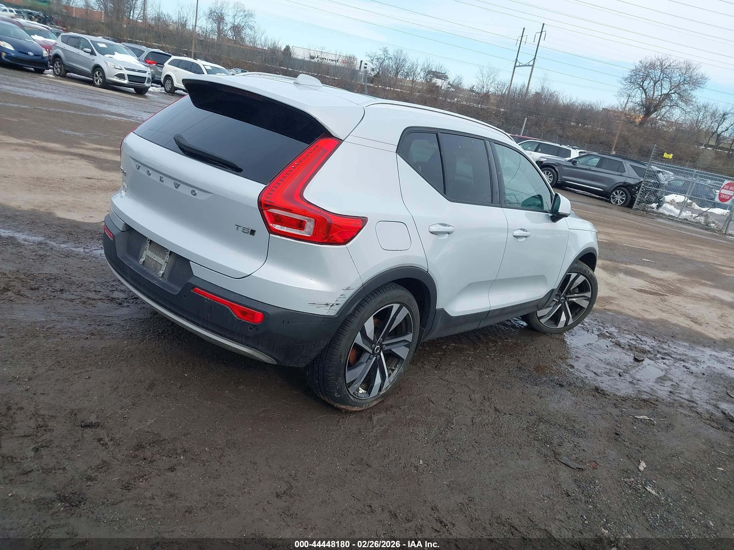 VOLVO XC40 image 4