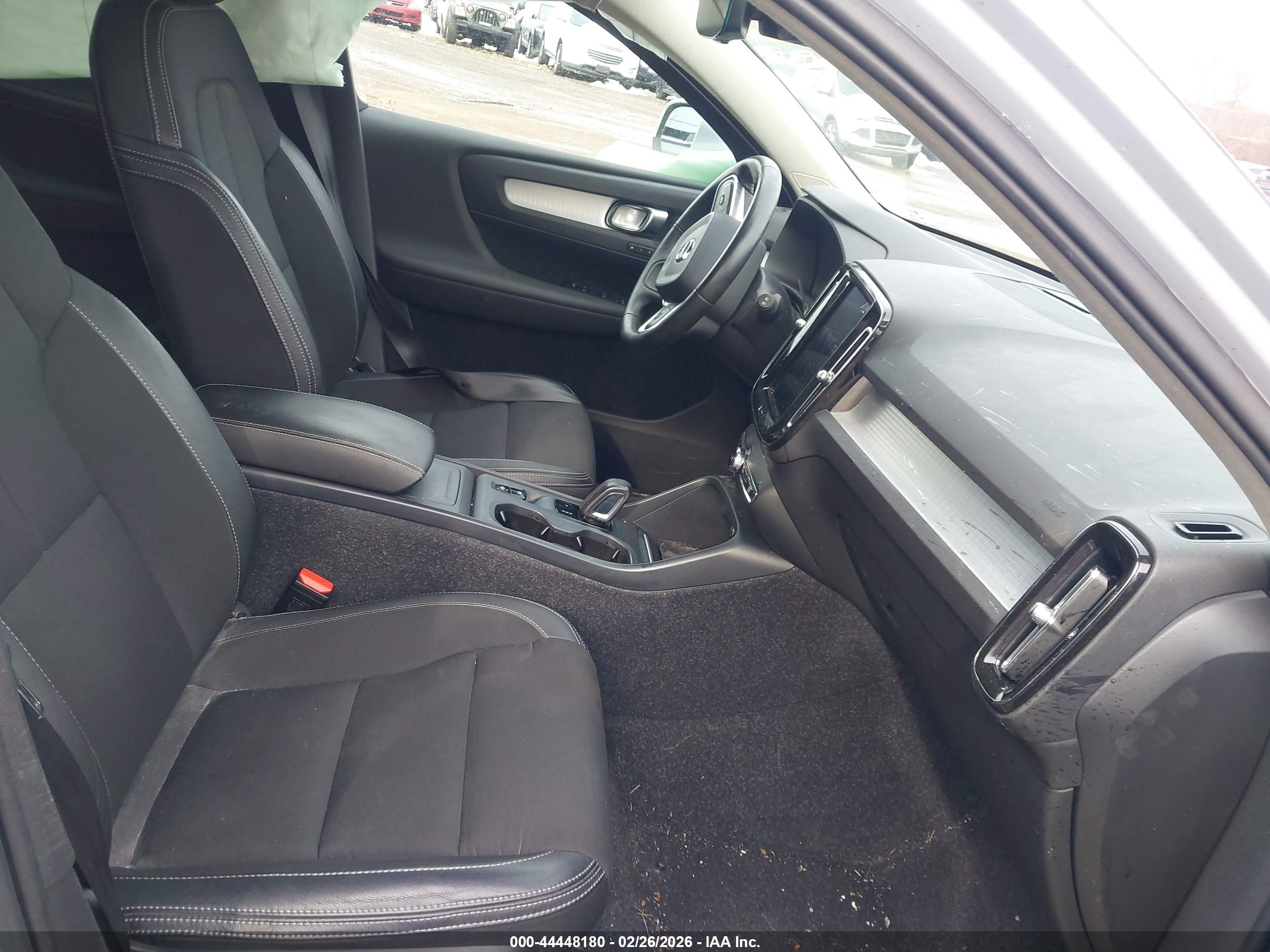 VOLVO XC40 image 5