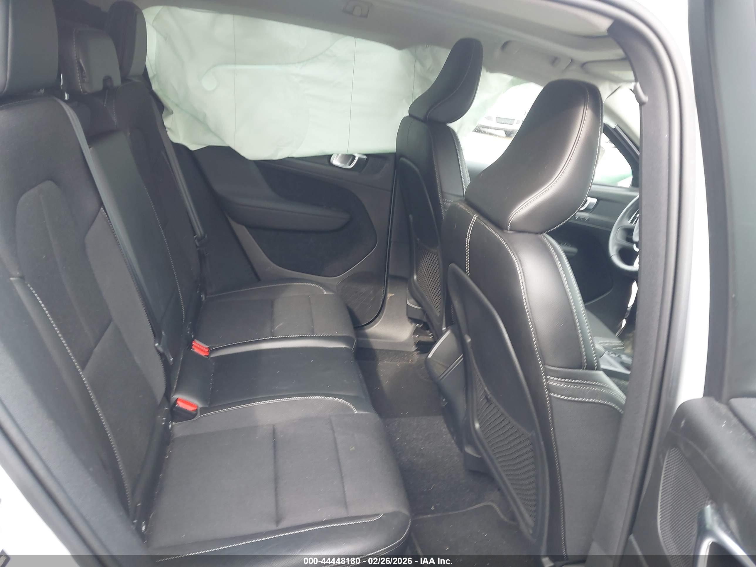 VOLVO XC40 image 8