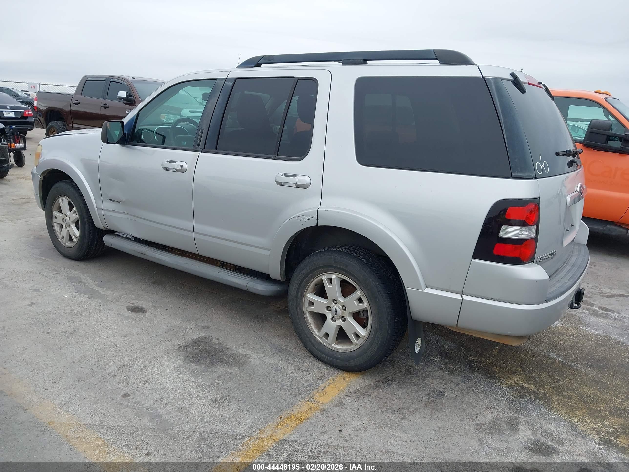 FORD EXPLORER image 3