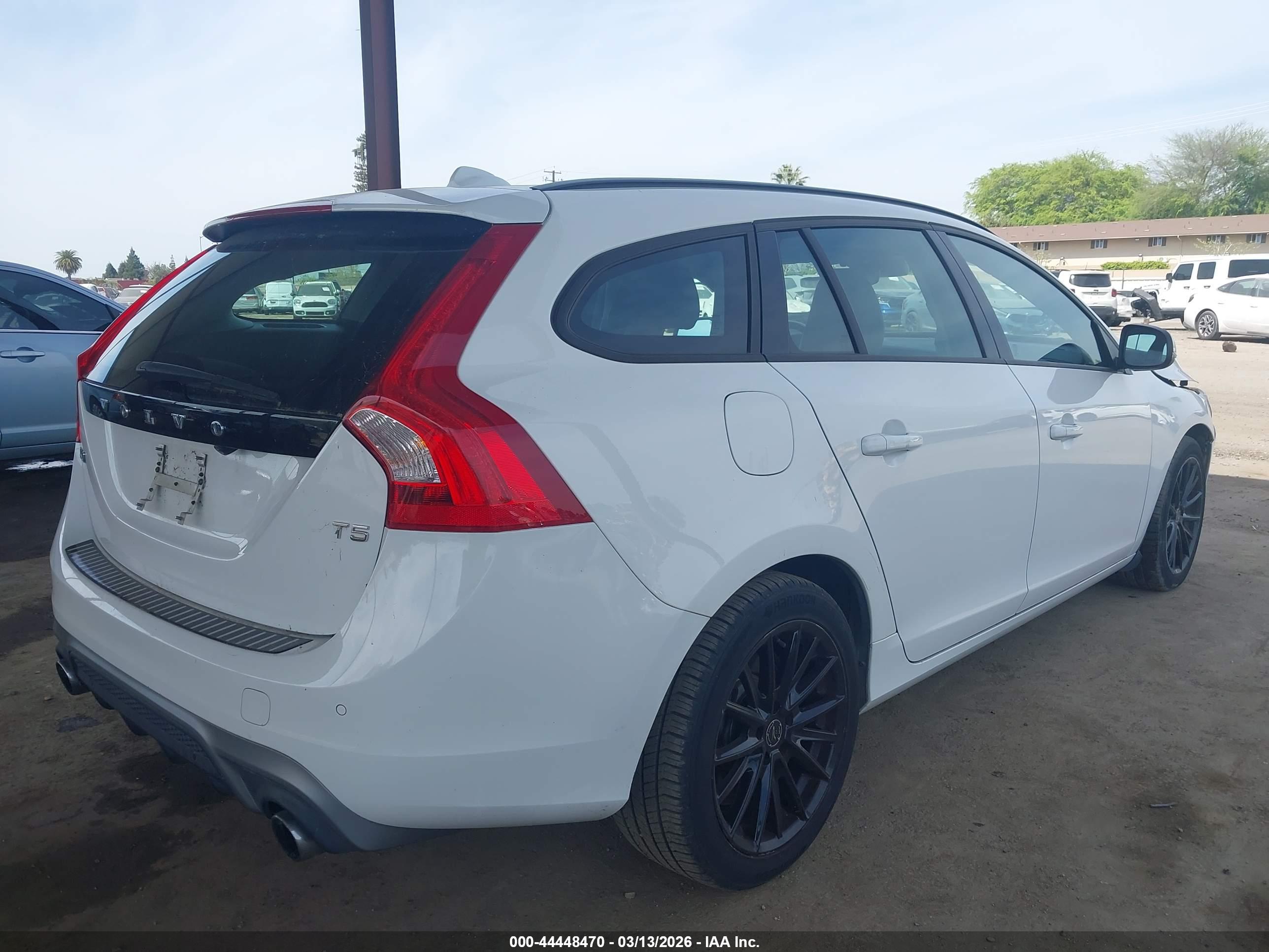 VOLVO V60 image 4