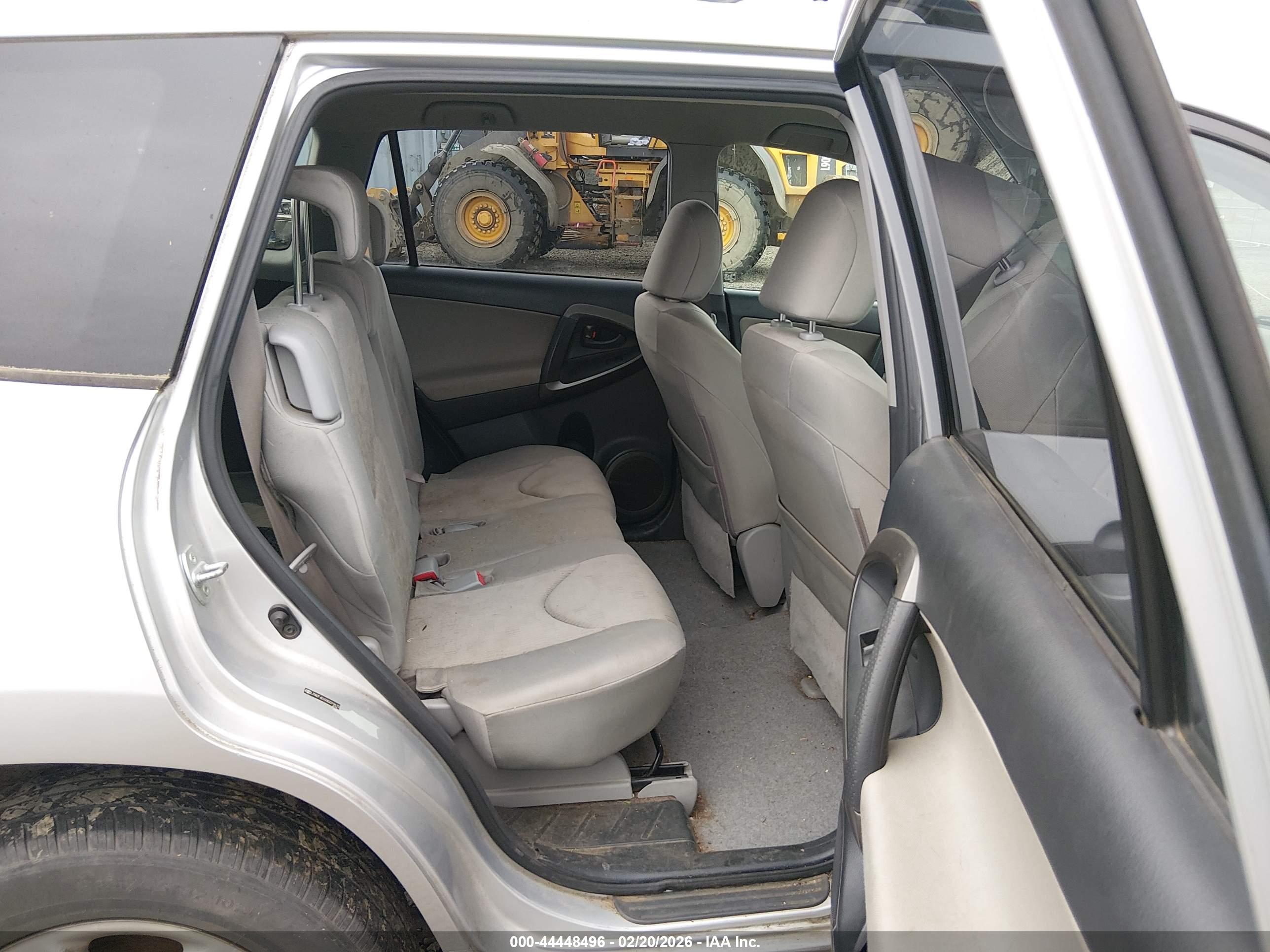 TOYOTA RAV4 image 8