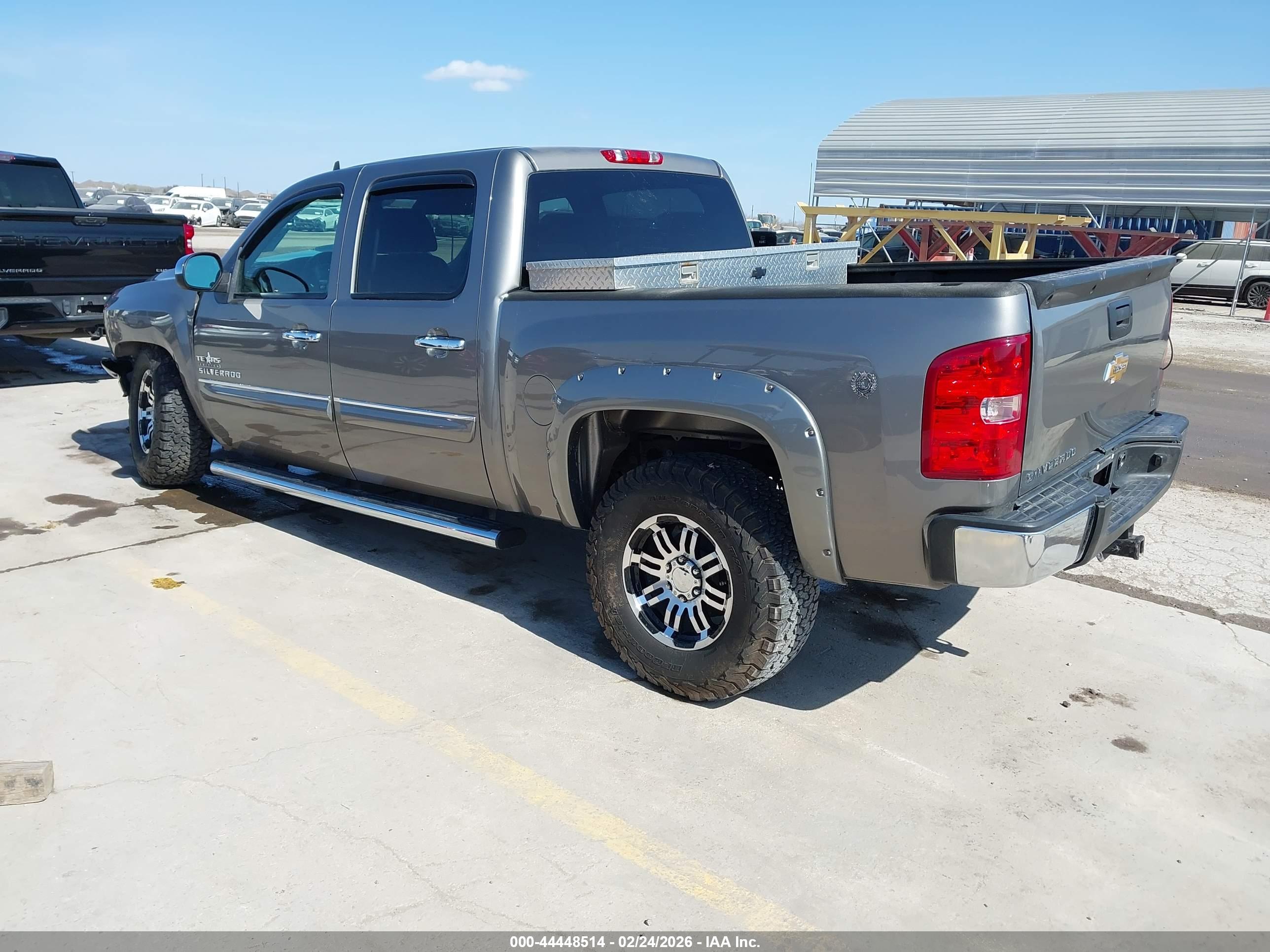 CHEVROLET SILVERADO image 3