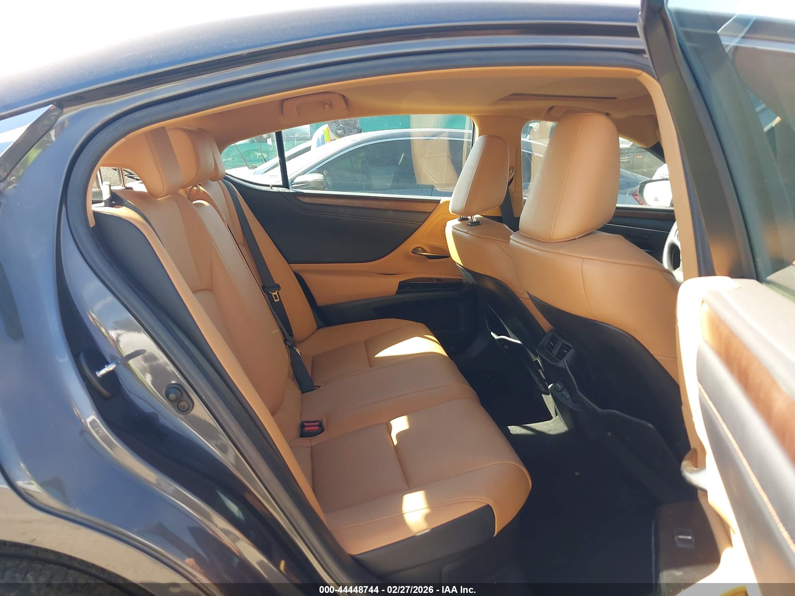 LEXUS ES image 8