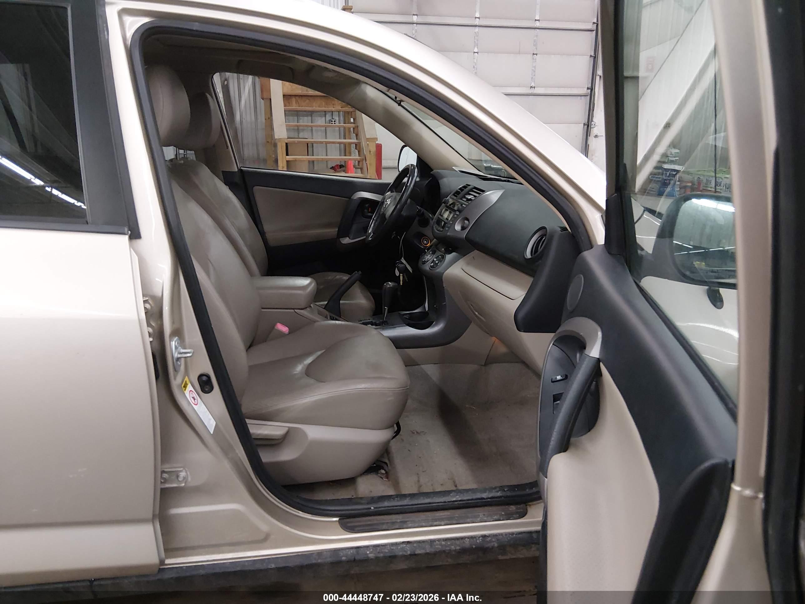 TOYOTA RAV4 image 5