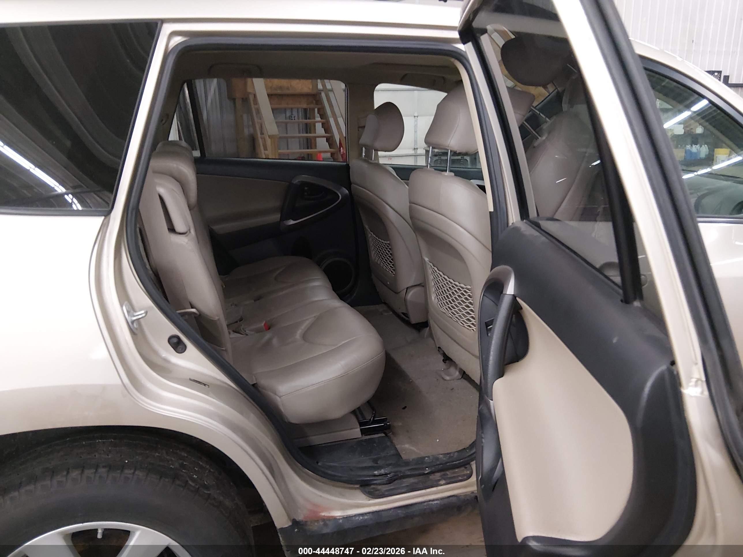 TOYOTA RAV4 image 8