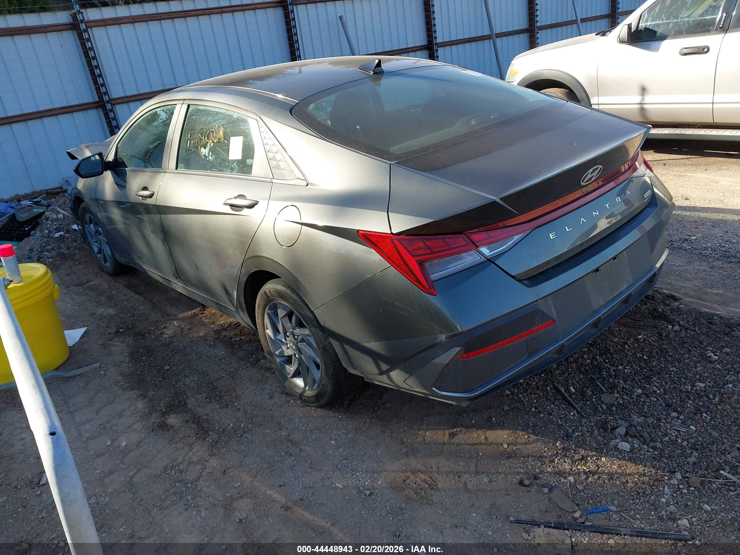 HYUNDAI ELANTRA image 3