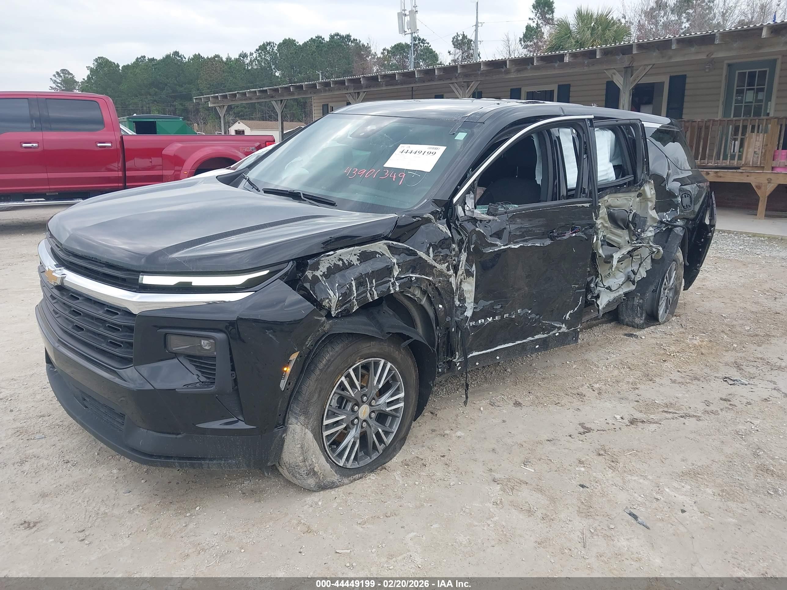 CHEVROLET TRAVERSE image 2