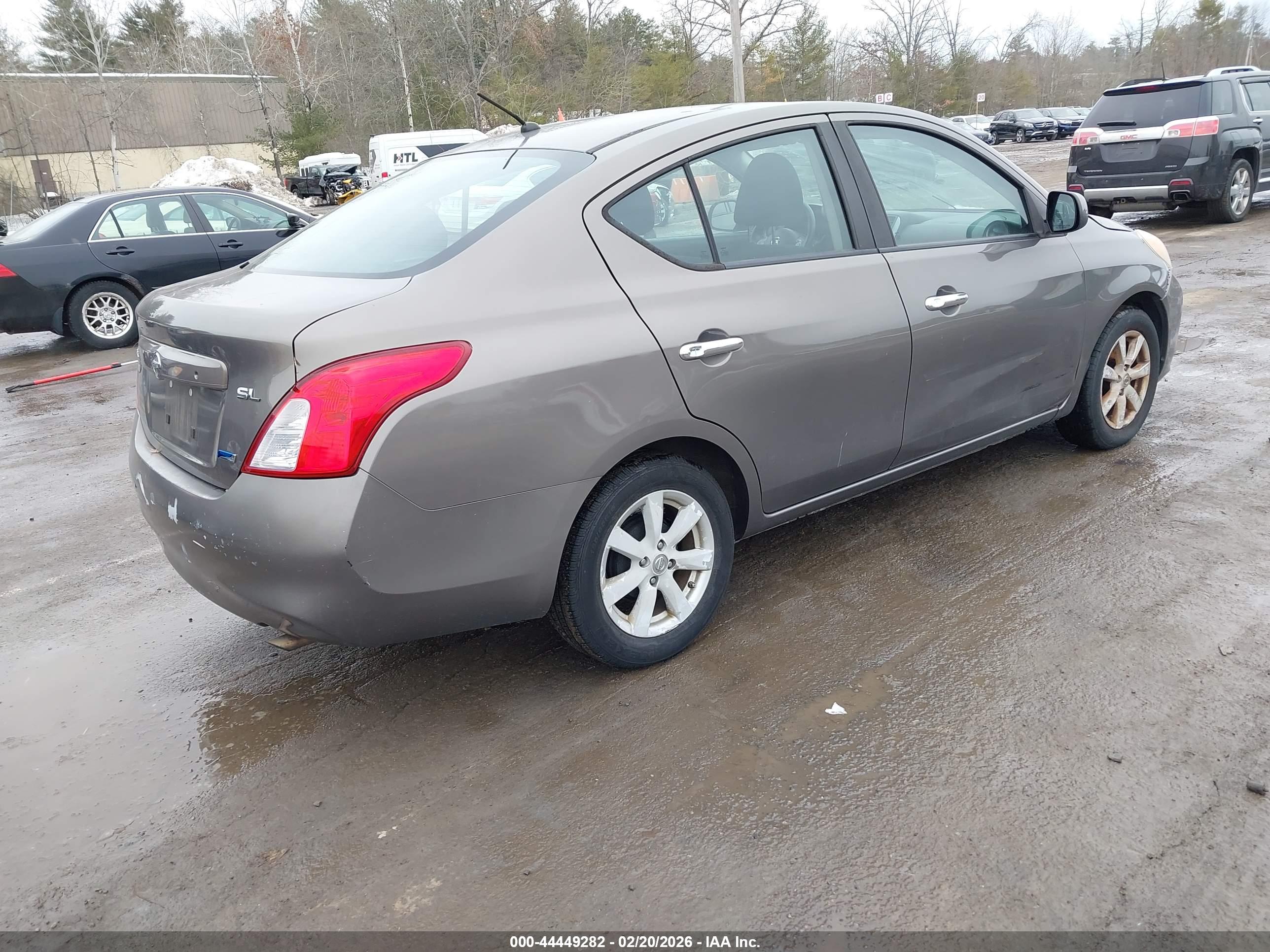 NISSAN VERSA image 4