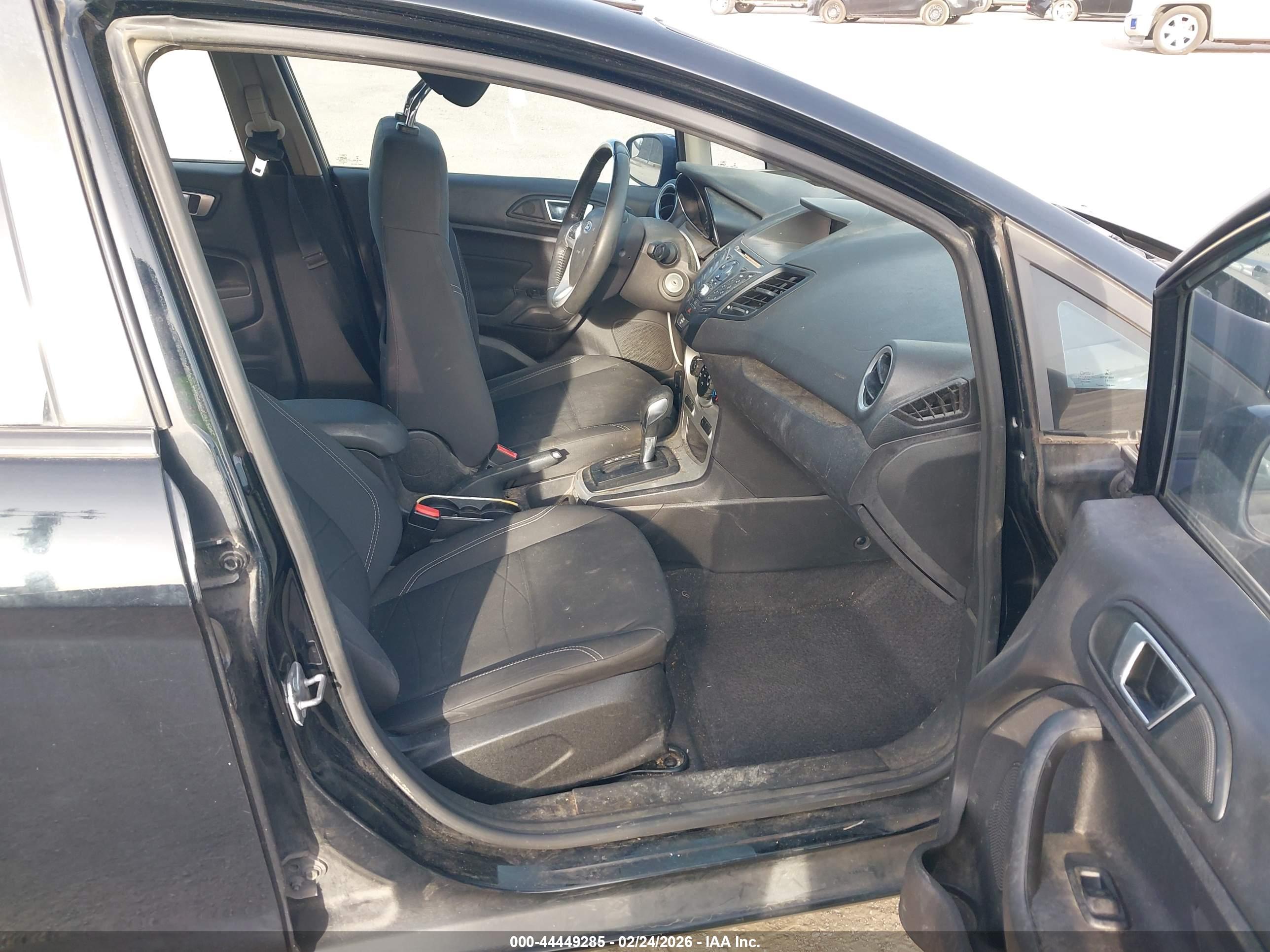 FORD FIESTA image 5