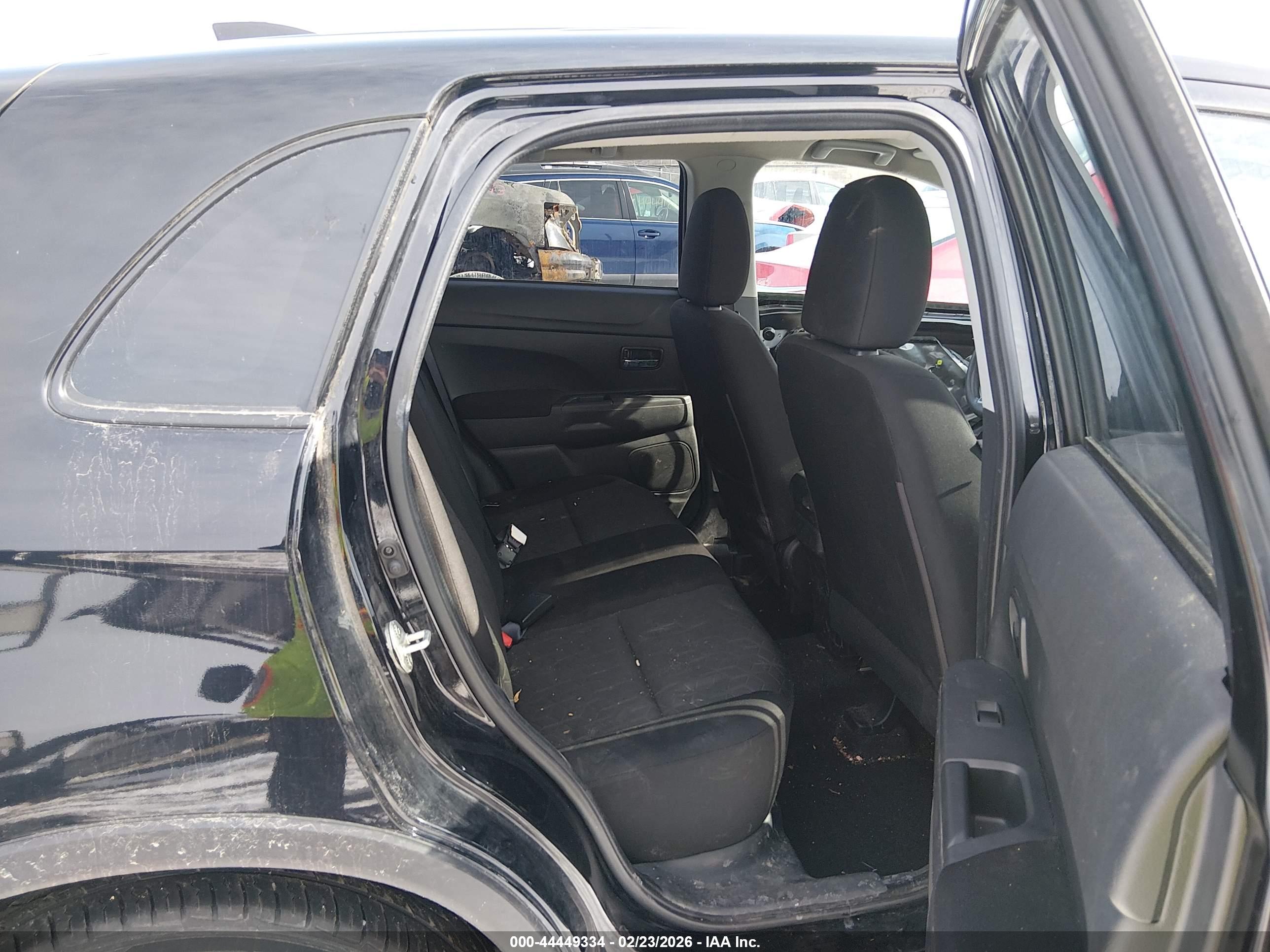 MITSUBISHI OUTLANDER image 8