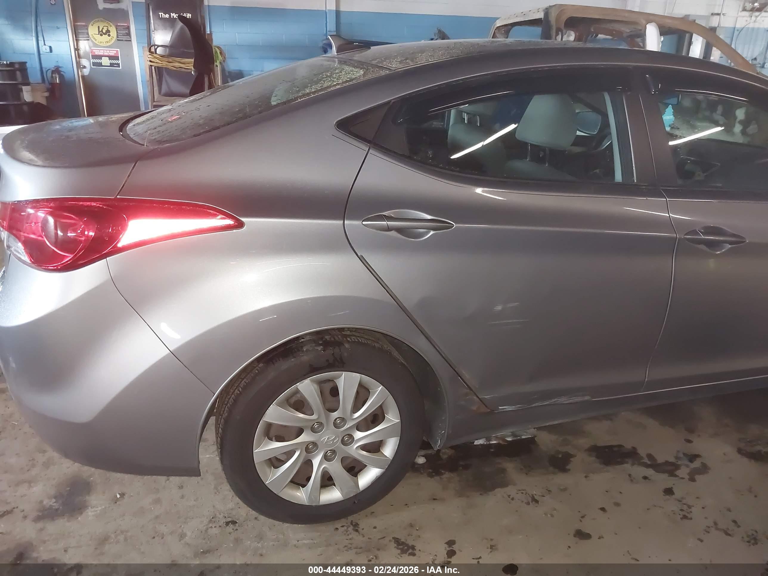 HYUNDAI ELANTRA image 6
