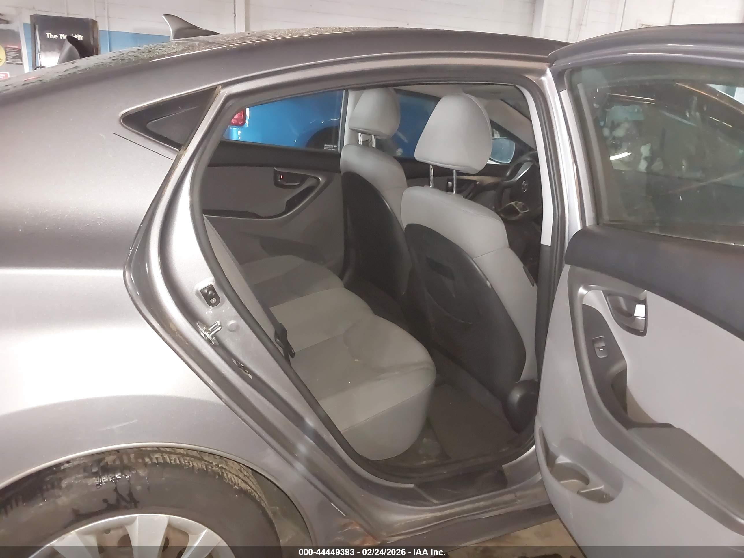 HYUNDAI ELANTRA image 8