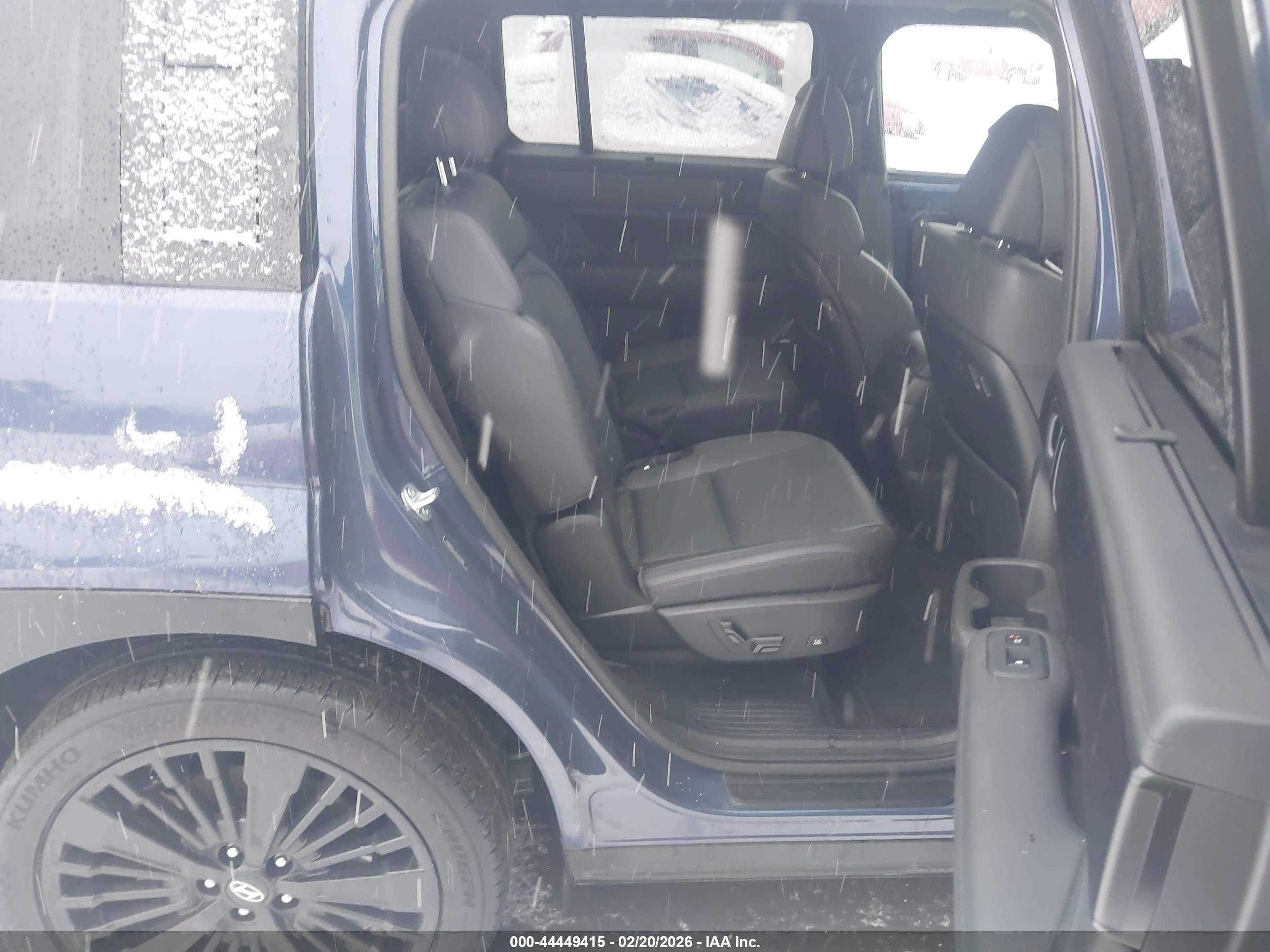 HYUNDAI SANTA image 8