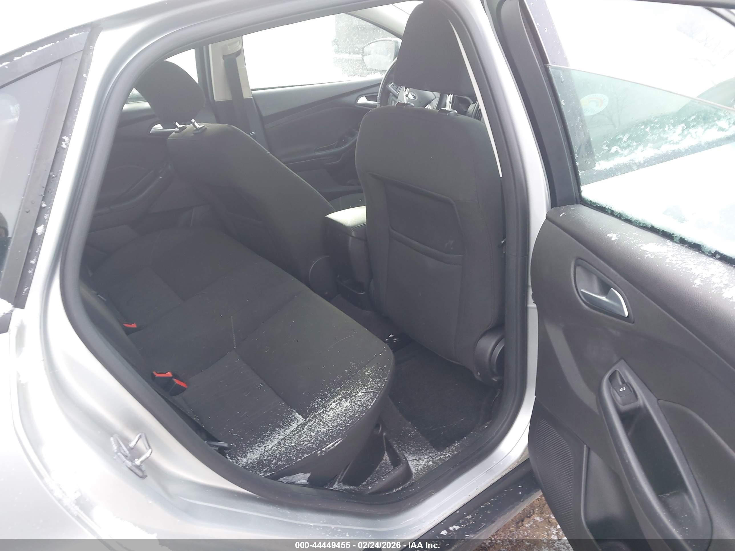 FORD FOCUS image 8