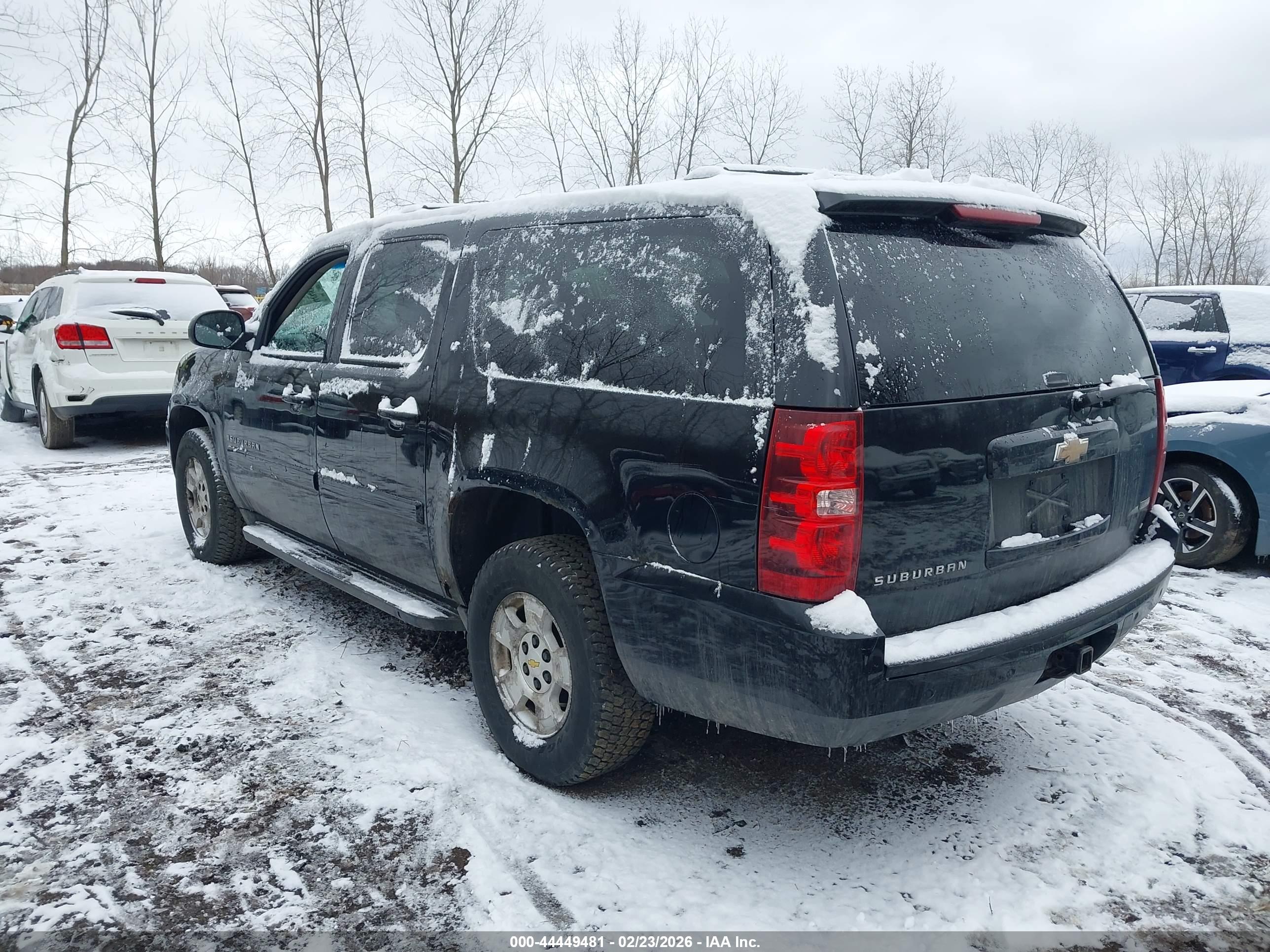 CHEVROLET SUBURBAN image 3