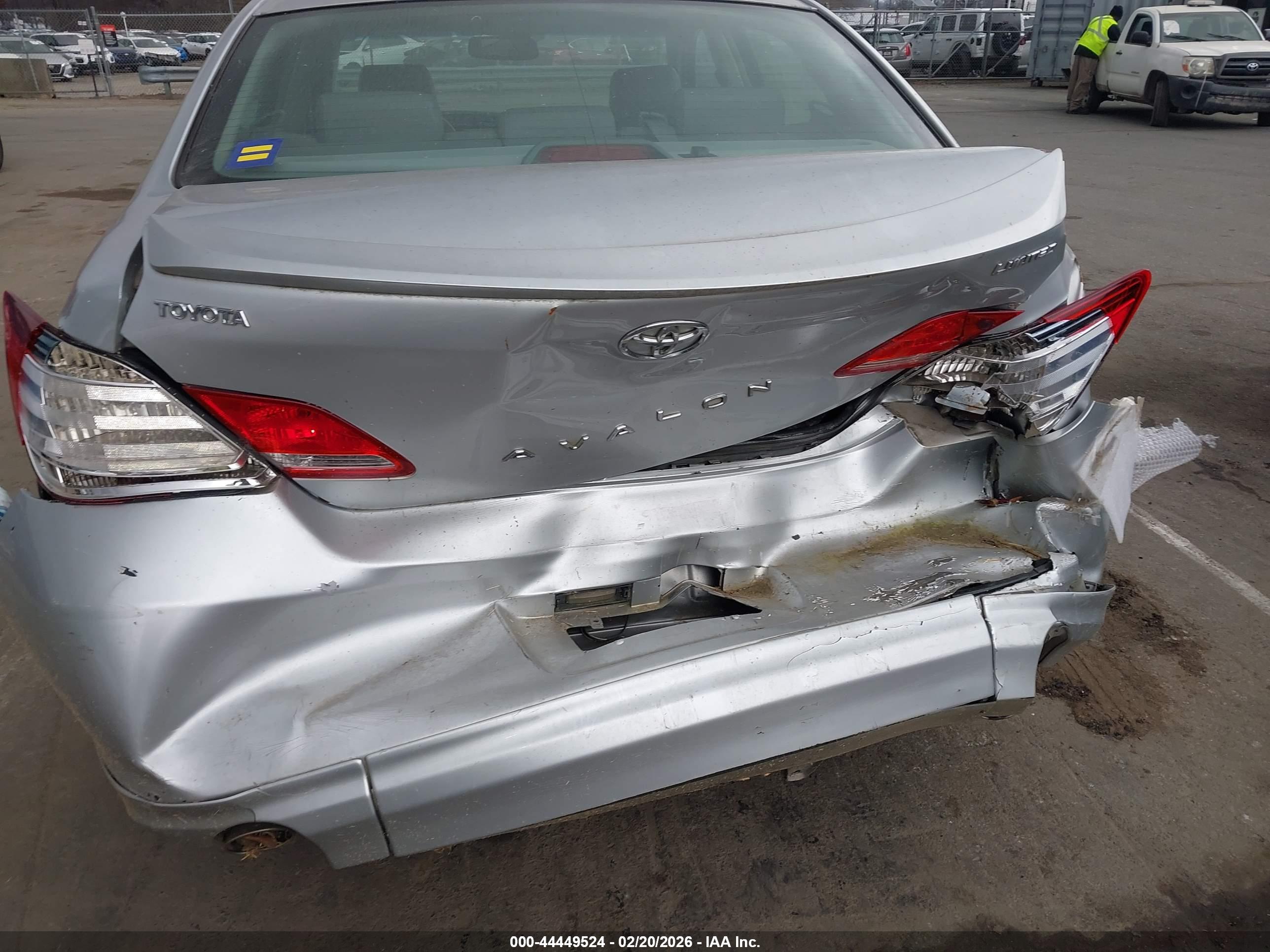 TOYOTA AVALON image 6